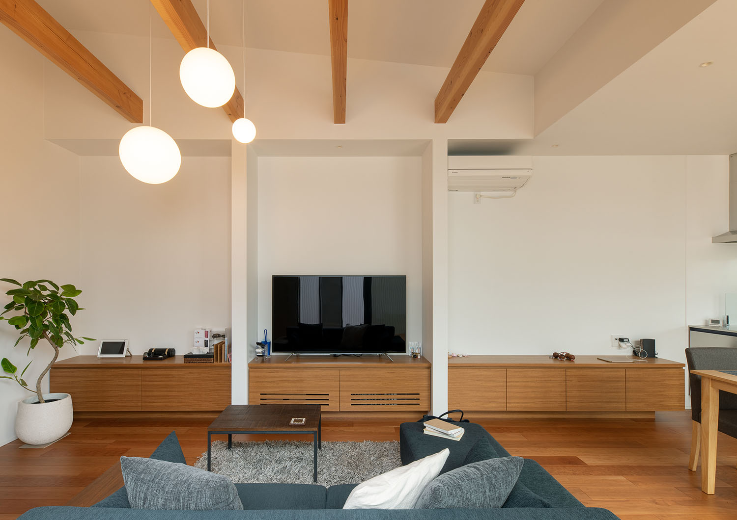 テレビやエアコンに合わせて壁を設けた木材を中心としたLDK・デザイン住宅 注文住宅・デザイン住宅建築実例_『CASE683  丘の上のハウス』_LDK