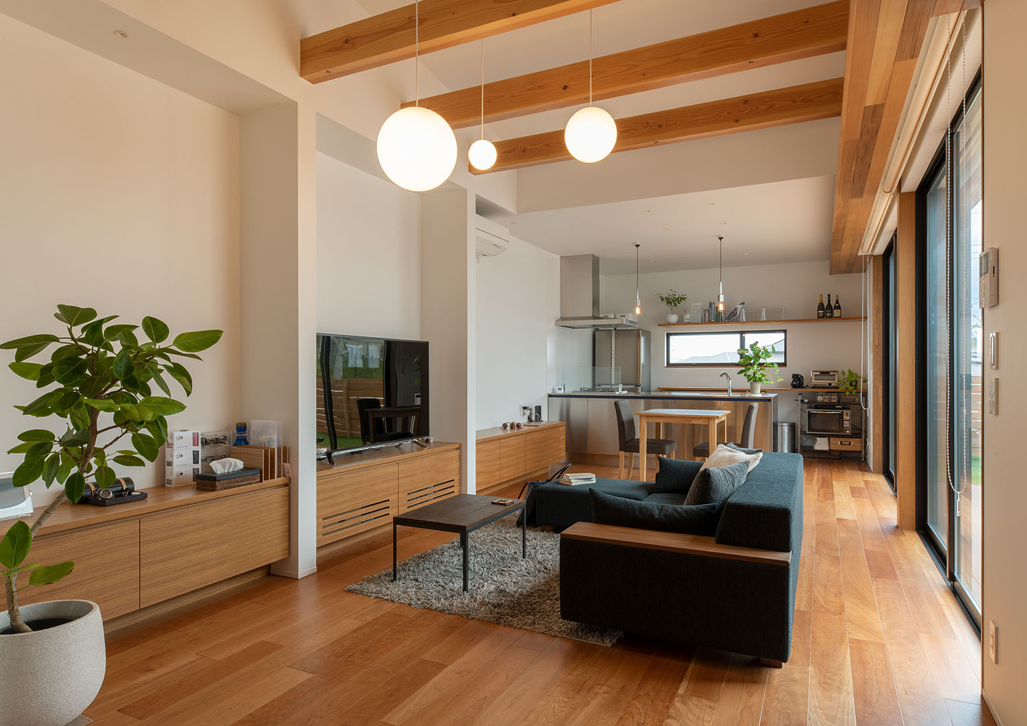 木材を中心としたインテリアと観葉植物が置かれたLDK・デザイン住宅 注文住宅・デザイン住宅建築実例_『CASE683  丘の上のハウス』_LDK