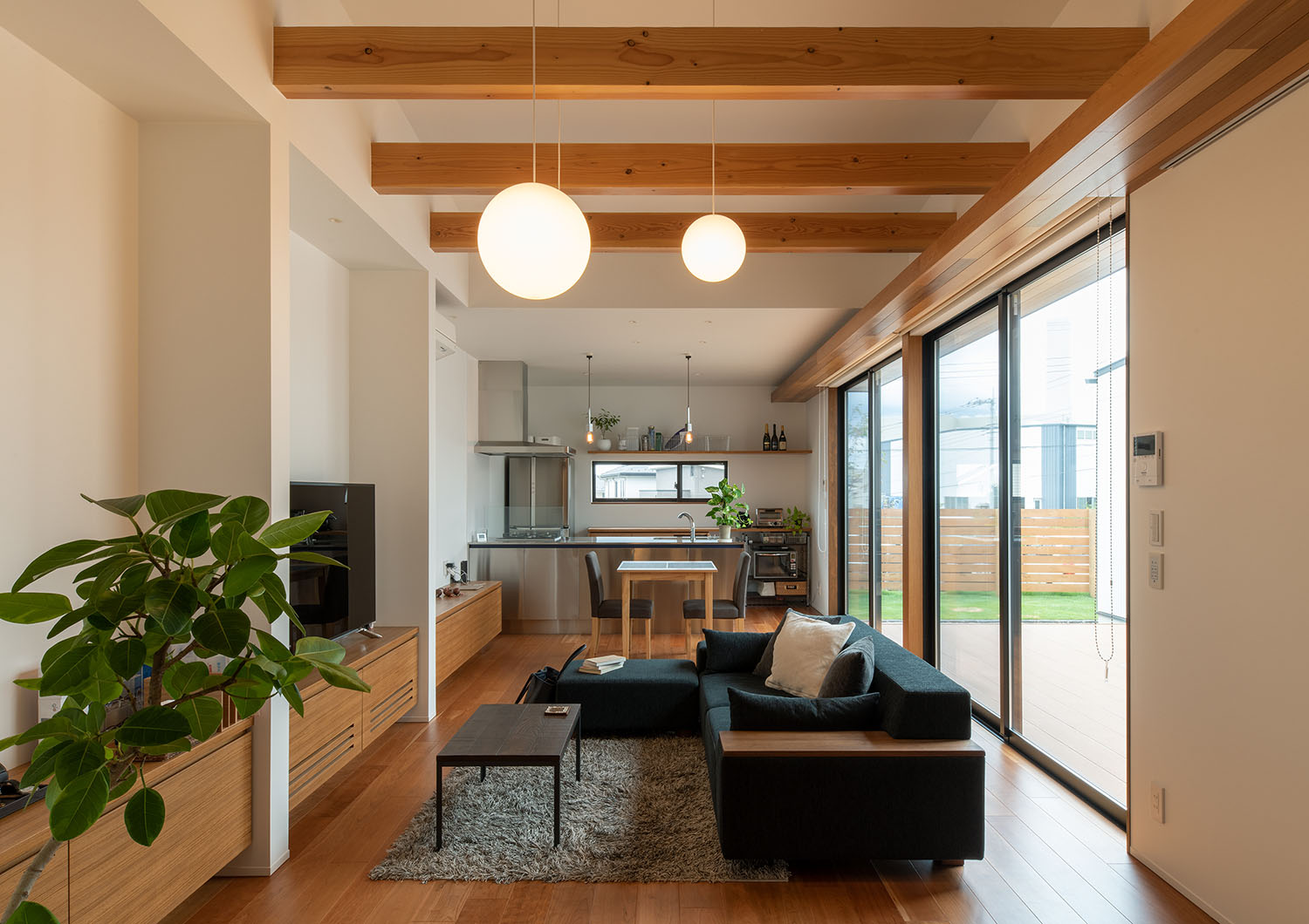 ぼんぼりのような和紙の照明が印象的な和モダンのLDK