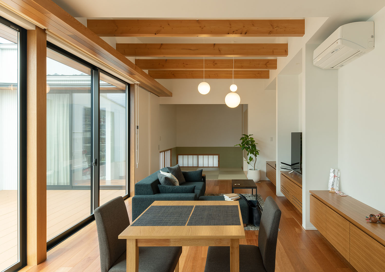 ダイニング、リビング、和室が直線的に並んだLDK・デザイン住宅 注文住宅・デザイン住宅建築実例_『CASE683  丘の上のハウス』_LDK