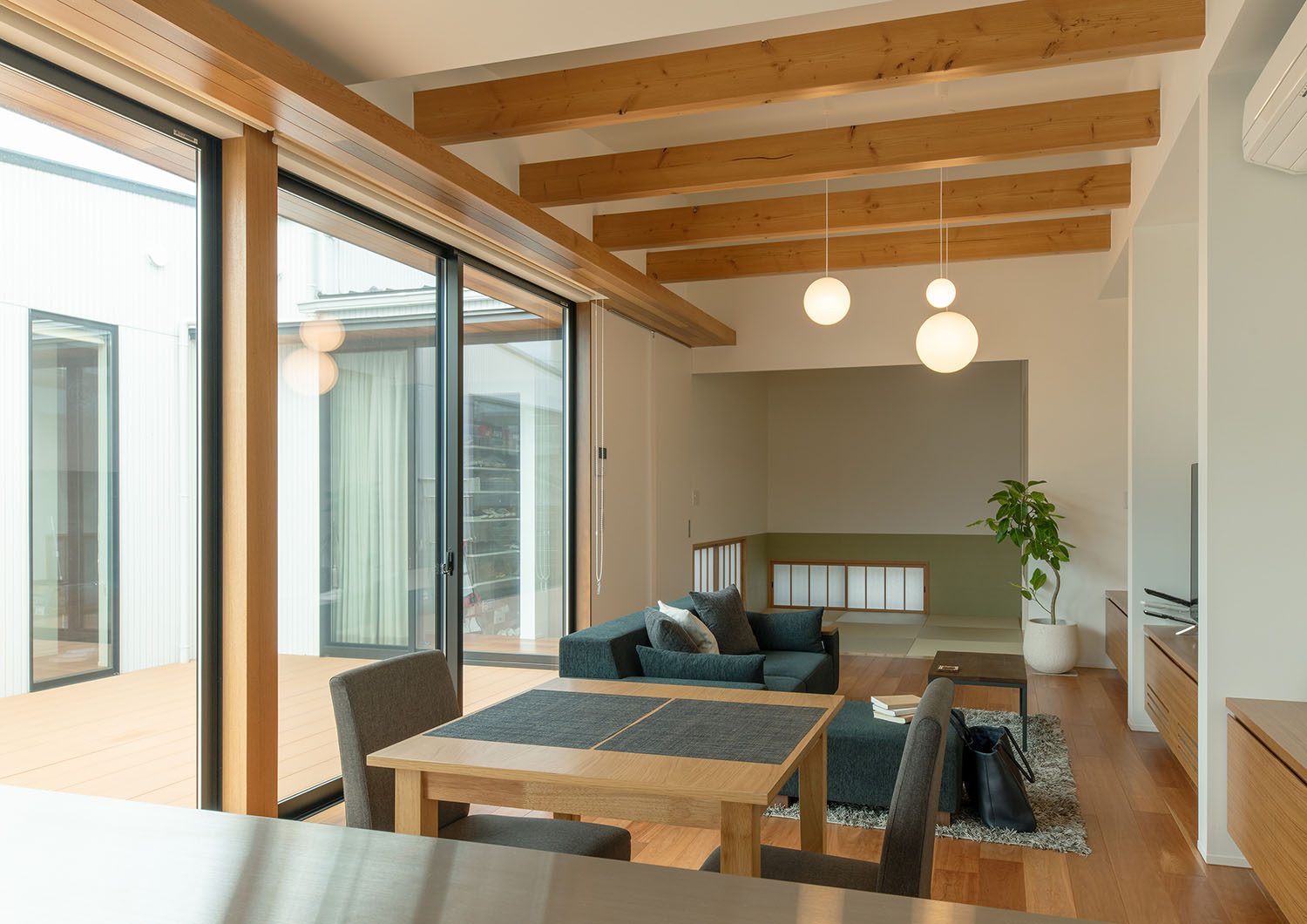 大きな窓から中庭の様子が見えるLDK・デザイン住宅 注文住宅・デザイン住宅建築実例_『CASE683  丘の上のハウス』_LDK