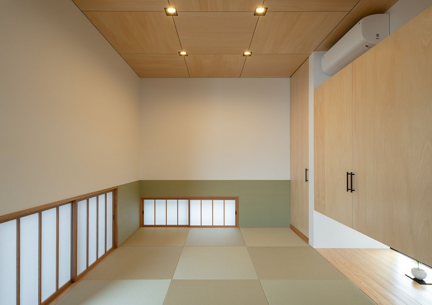 地窓がある琉球畳の和室・デザイン住宅 注文住宅・デザイン住宅建築実例_『CASE683  丘の上のハウス』_和室