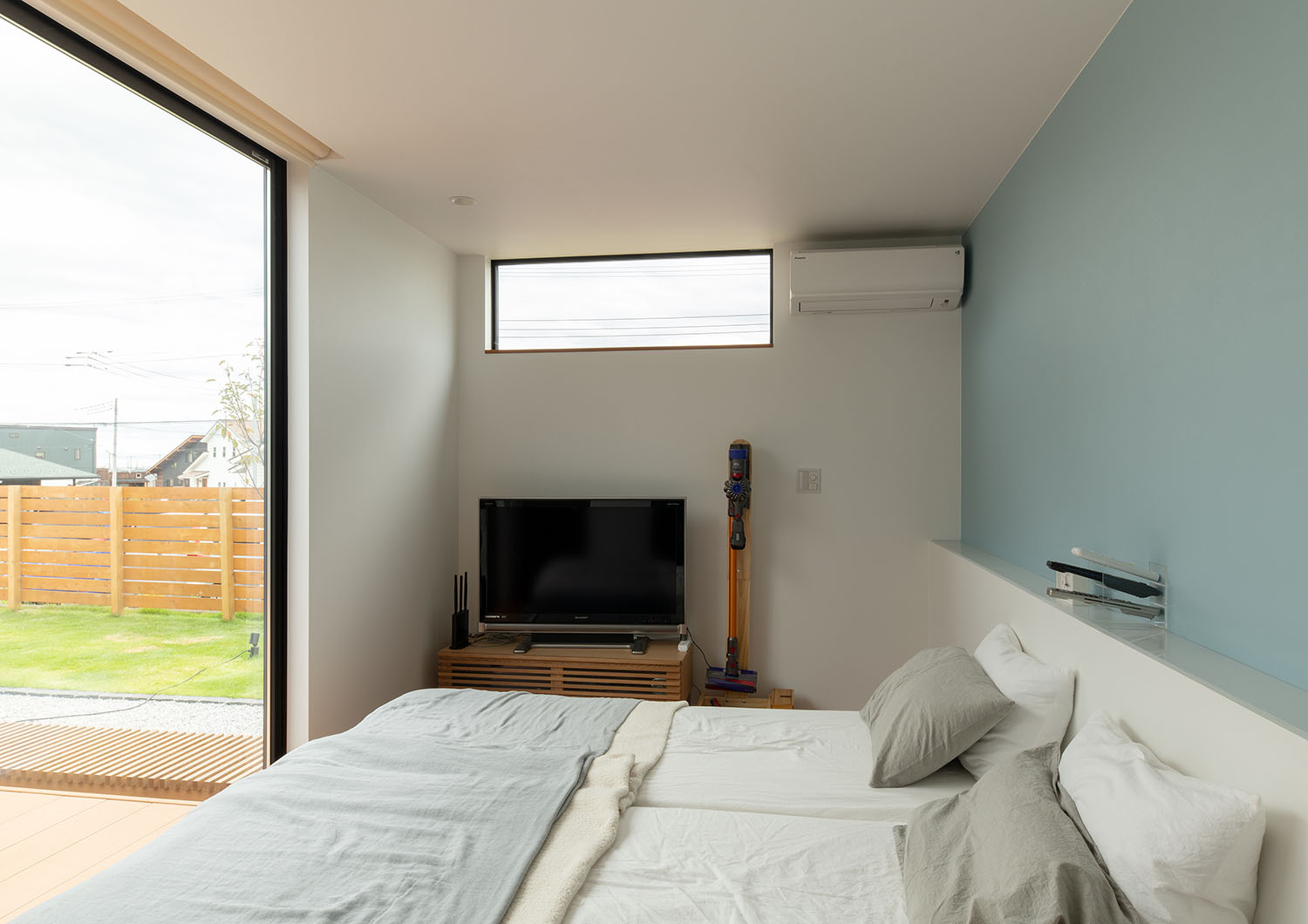 ベッドの正面の窓から中庭が見える寝室・デザイン住宅 注文住宅・デザイン住宅建築実例_『CASE683  丘の上のハウス』_寝室