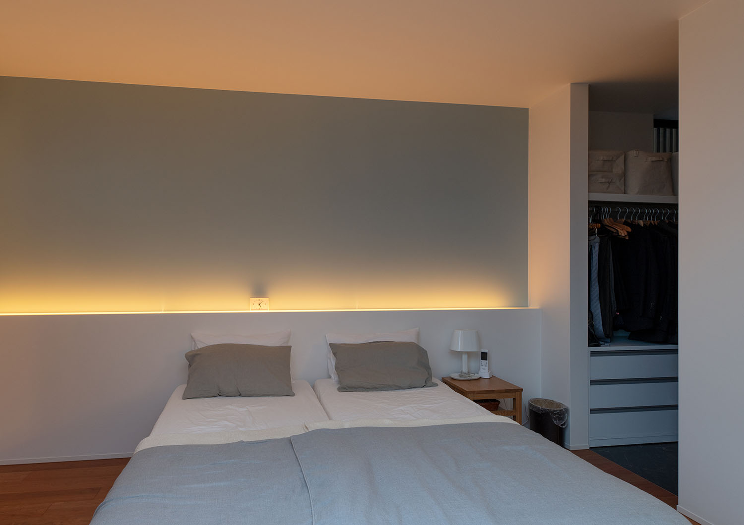 ヘッドボードに間接照明を設けた寝室・デザイン住宅 注文住宅・デザイン住宅建築実例_『CASE683  丘の上のハウス』_寝室