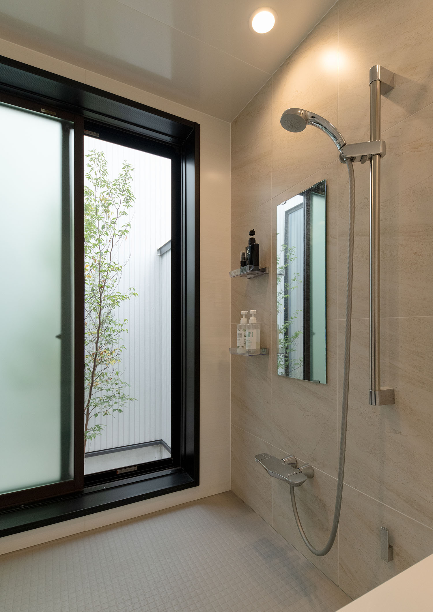 窓から植栽が見える白を基調とした浴室・デザイン住宅 注文住宅・デザイン住宅建築実例_『CASE683  丘の上のハウス』_浴室・洗面所