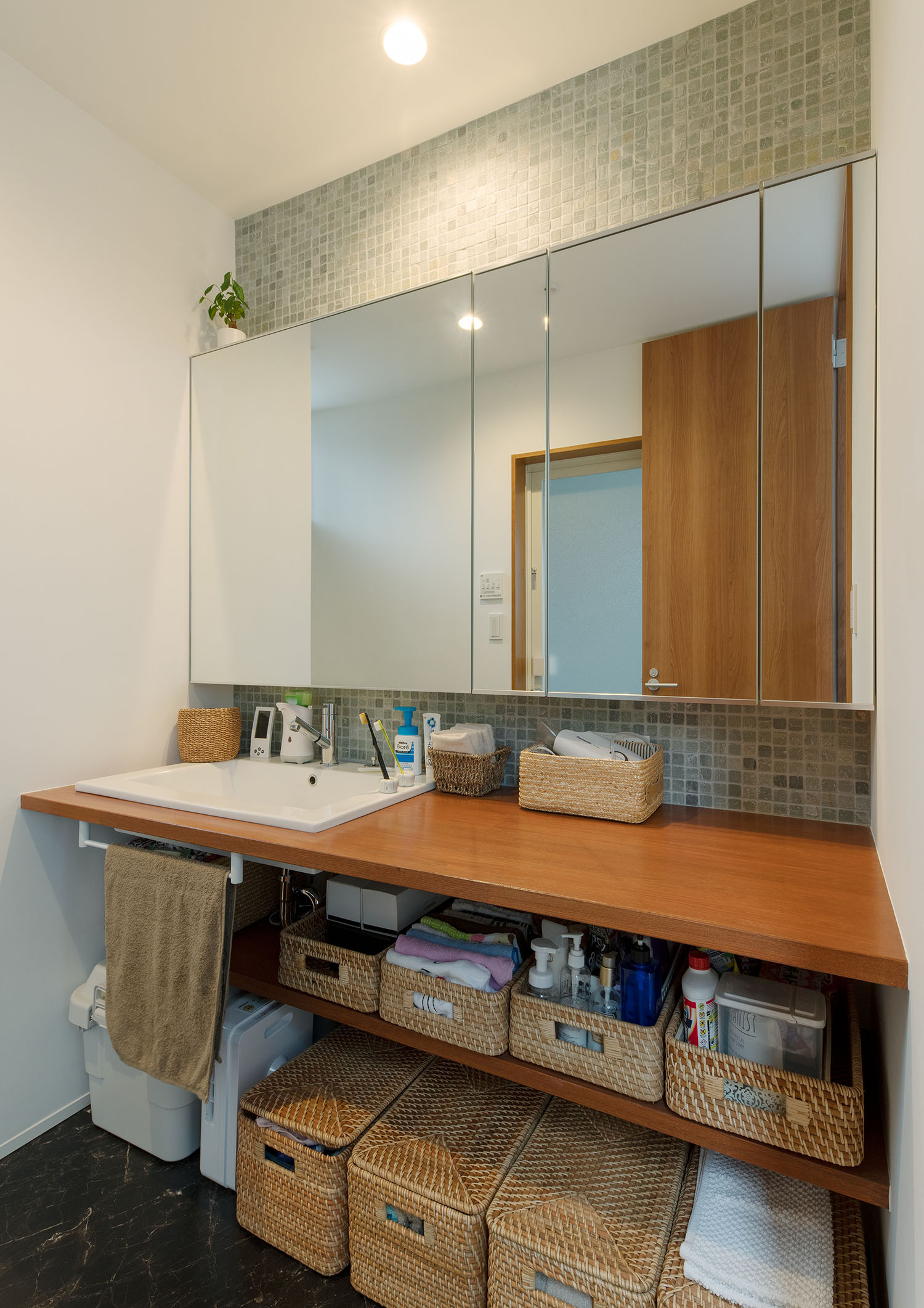 洗面ボウルの横に作業スペースを設けた洗面所・デザイン住宅 注文住宅・デザイン住宅建築実例_『CASE683  丘の上のハウス』_浴室・洗面所