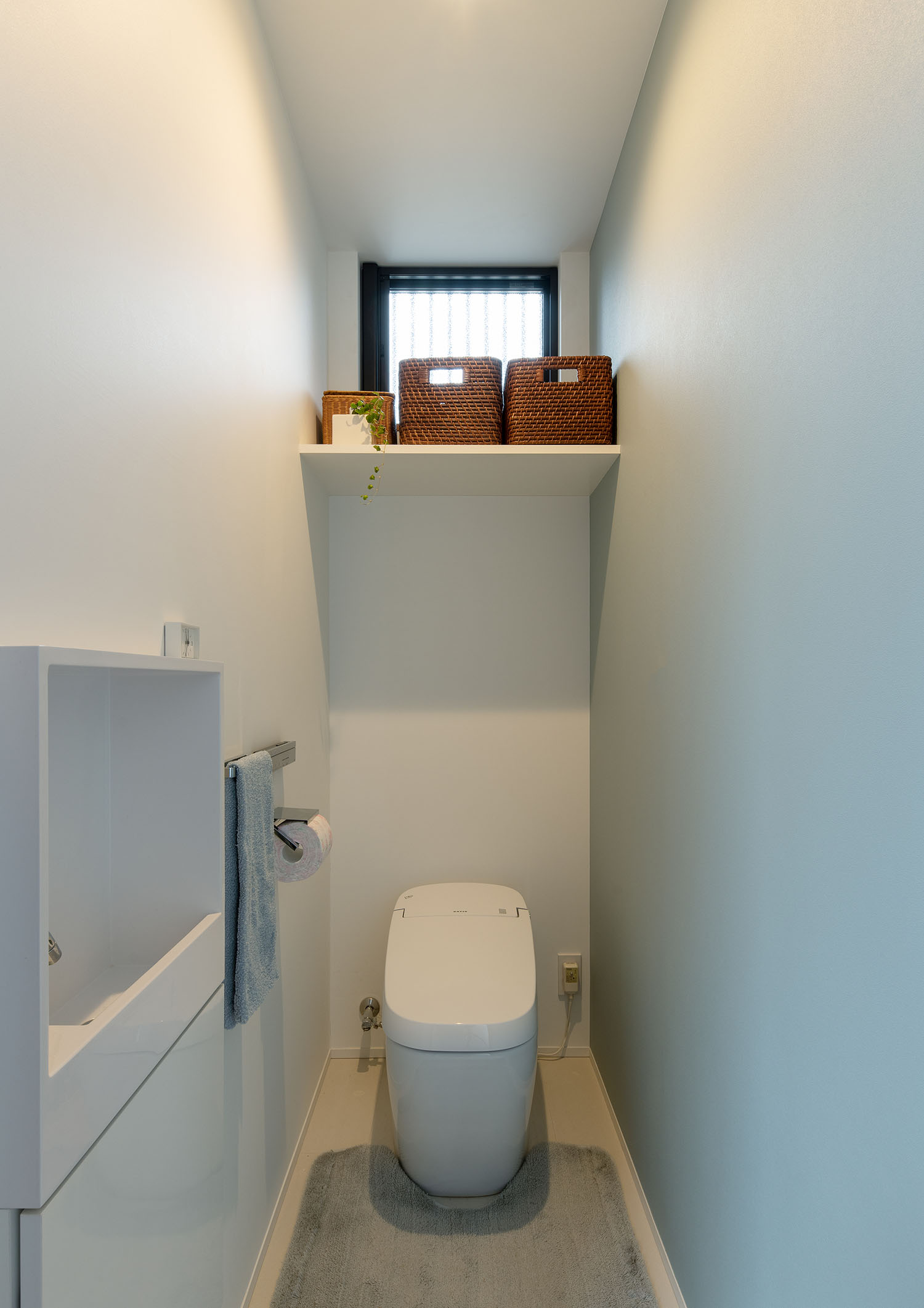 薄型手洗いと収納棚のあるトイレ・デザイン住宅 注文住宅・デザイン住宅建築実例_『CASE683  丘の上のハウス』_トイレ