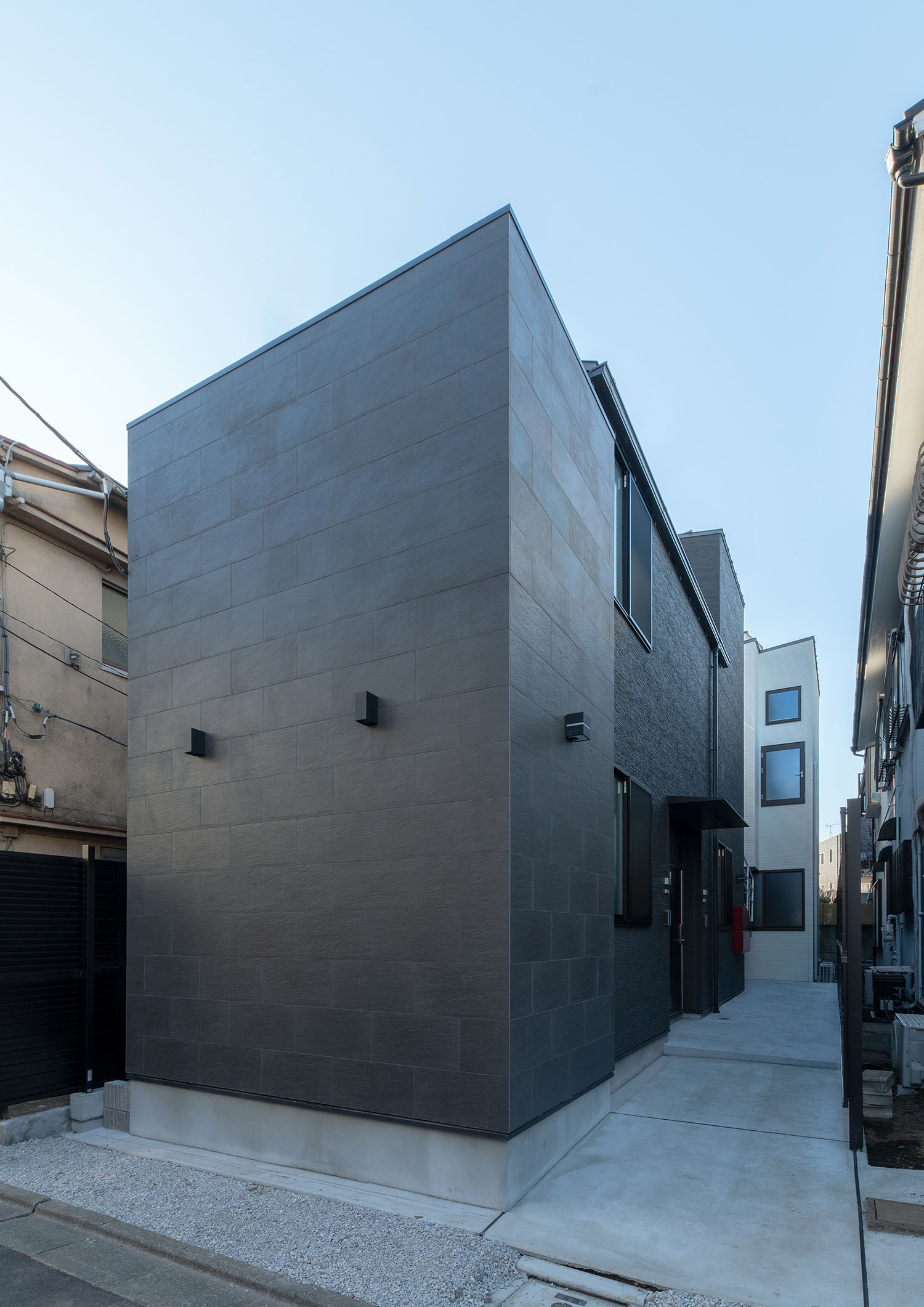 黒いタイル張りの外壁で、スクエアな外観・賃貸併用住宅 注文住宅・デザイン住宅建築実例_『CASE681  penche'　「パンシェ」の家』_外観