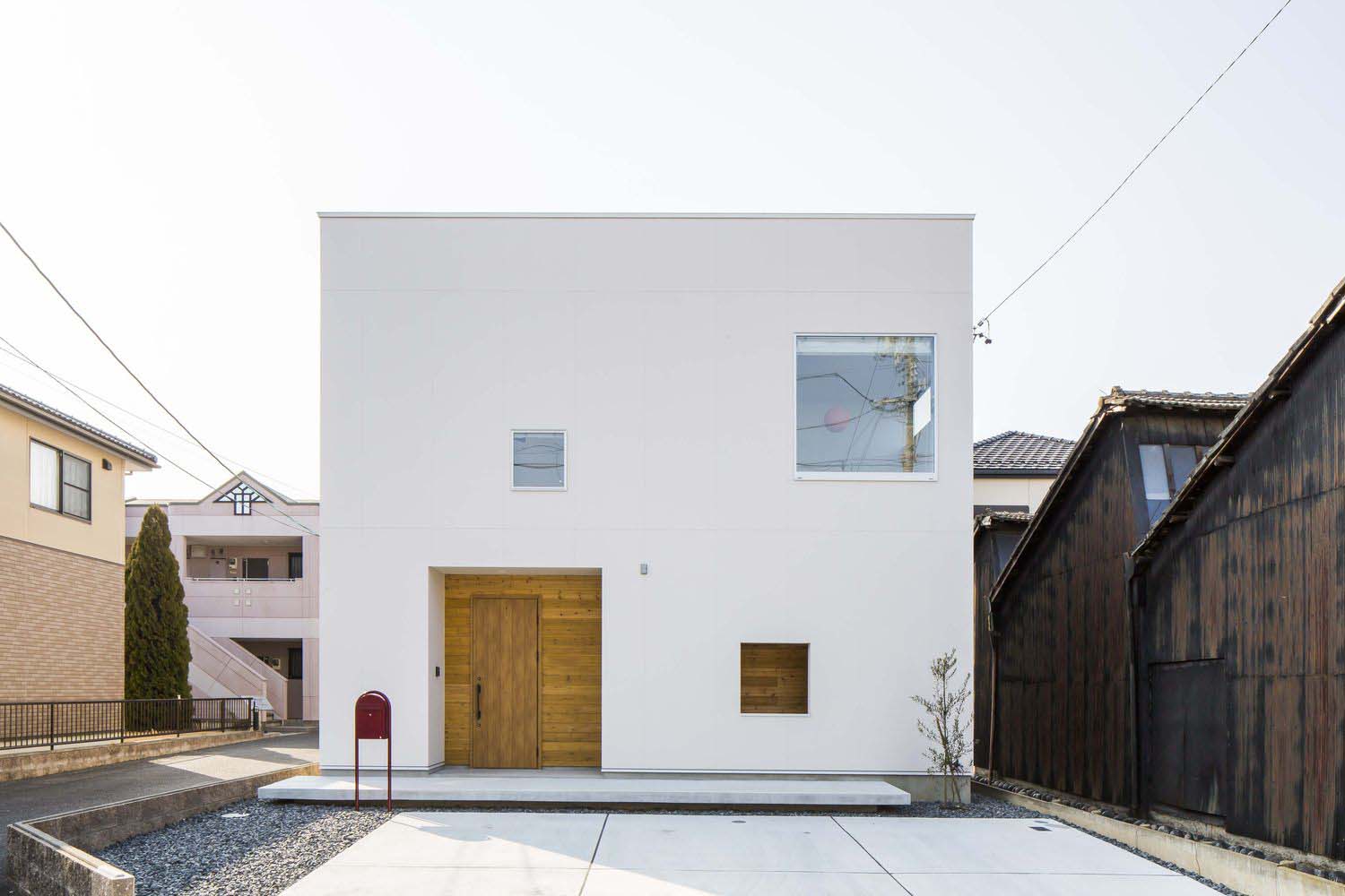 デザイン住宅建築実例_外観・注文住宅『CASE348 壁の家』の建築実例・施⼯例の写真・建物外観全体