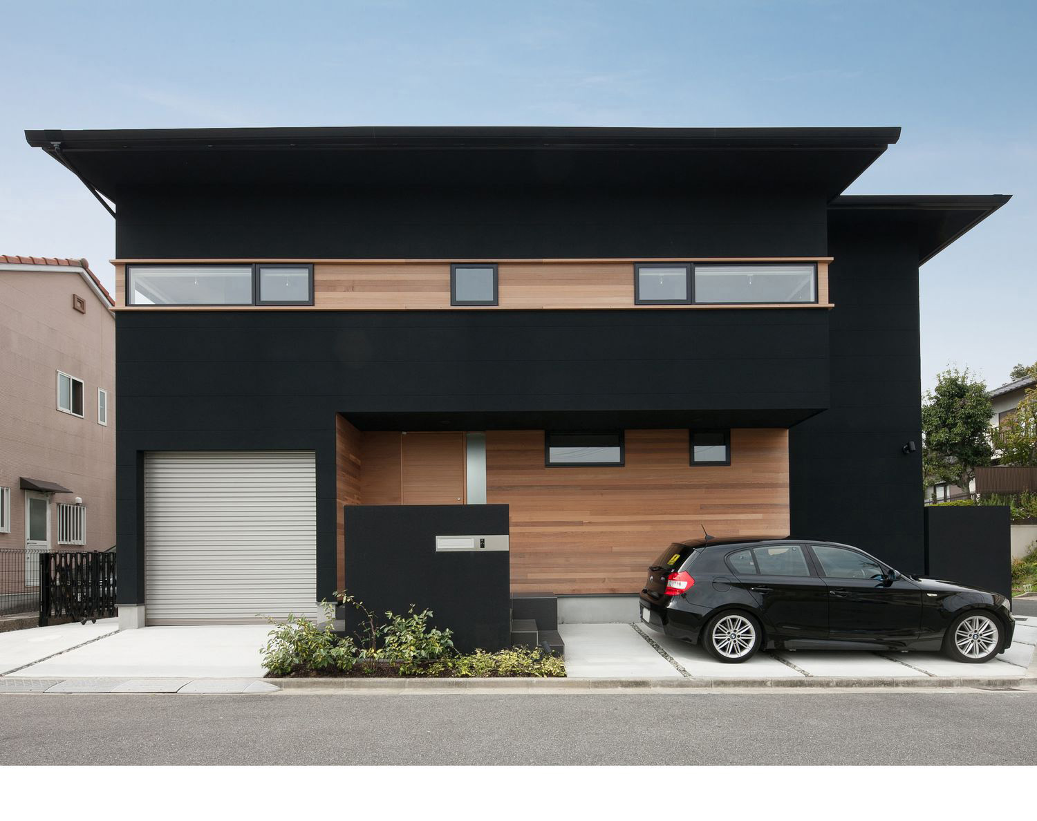 デザイン住宅建築実例_外観・注文住宅『CASE340 庇のある家』の建築実例・施⼯例の写真・建物外観全体