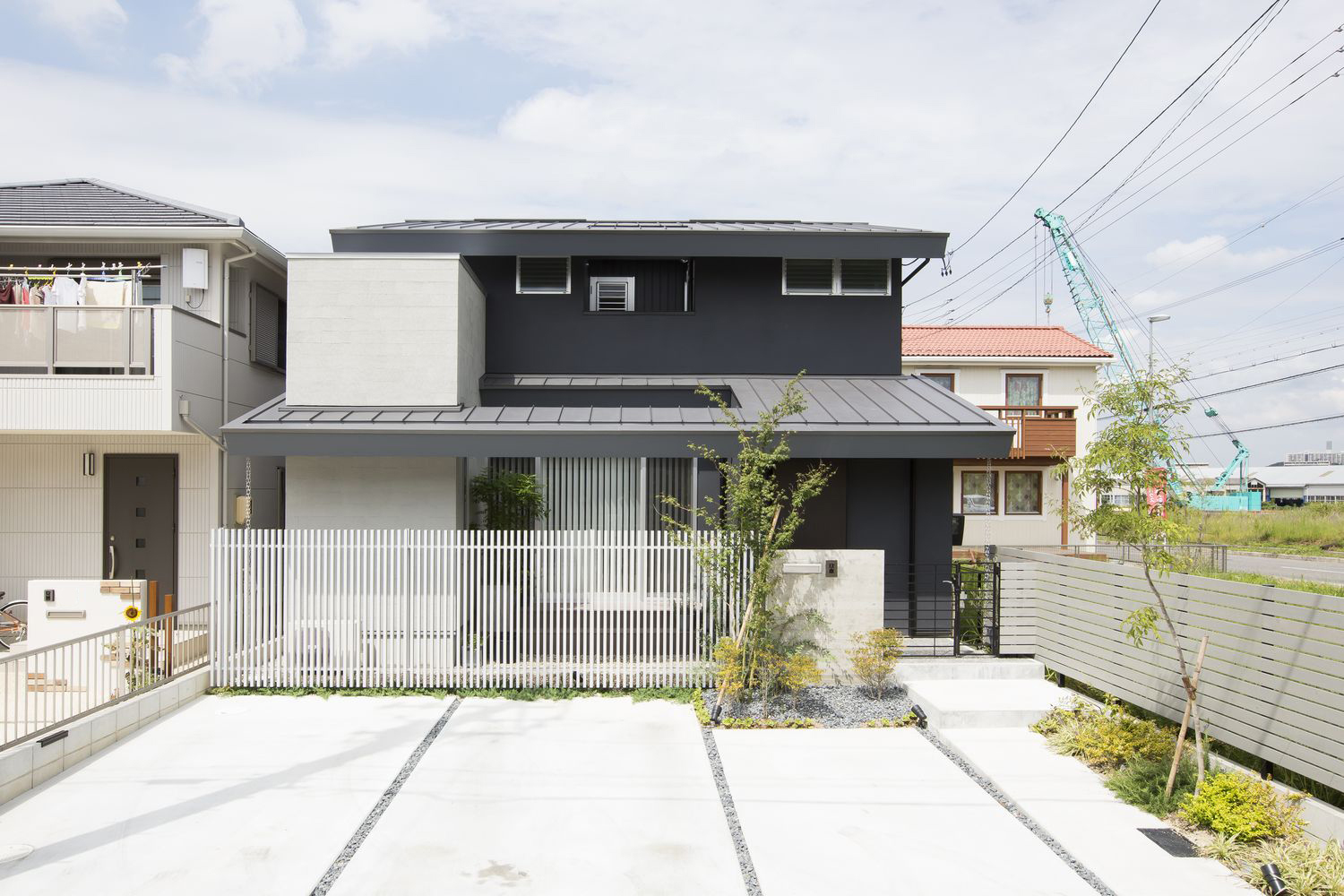 デザイン住宅建築実例_外観・注文住宅『CASE323 重ね重ねの家』の建築実例・施⼯例の写真・建物外観全体