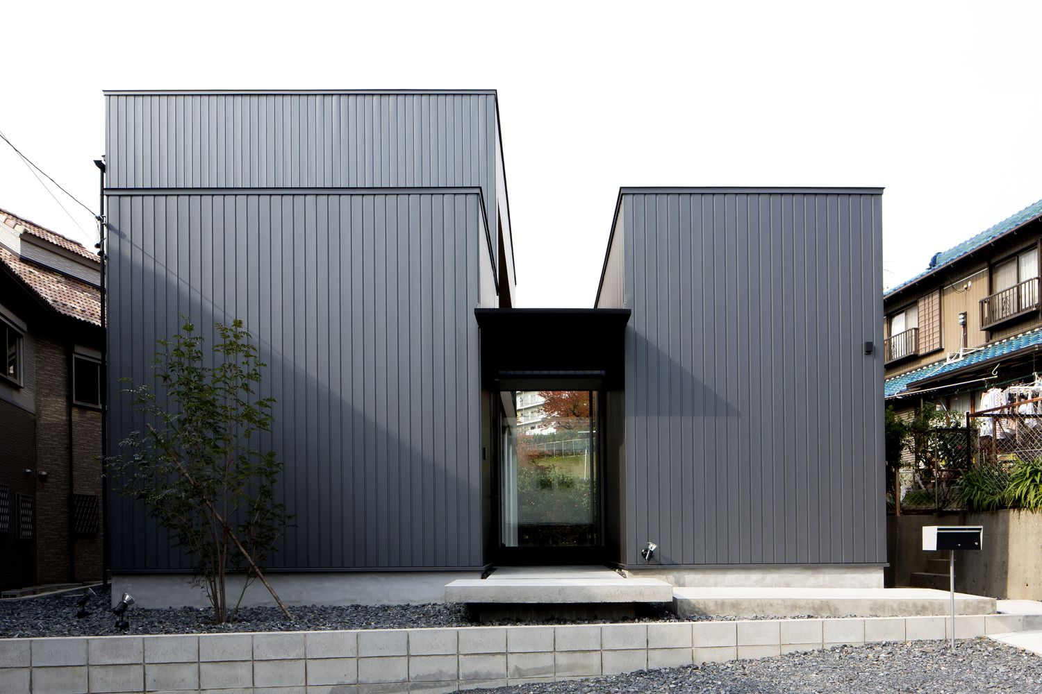 デザイン住宅建築実例_外観・注文住宅『CASE320 スプリットハウス』の建築実例・施⼯例の写真・建物外観全体