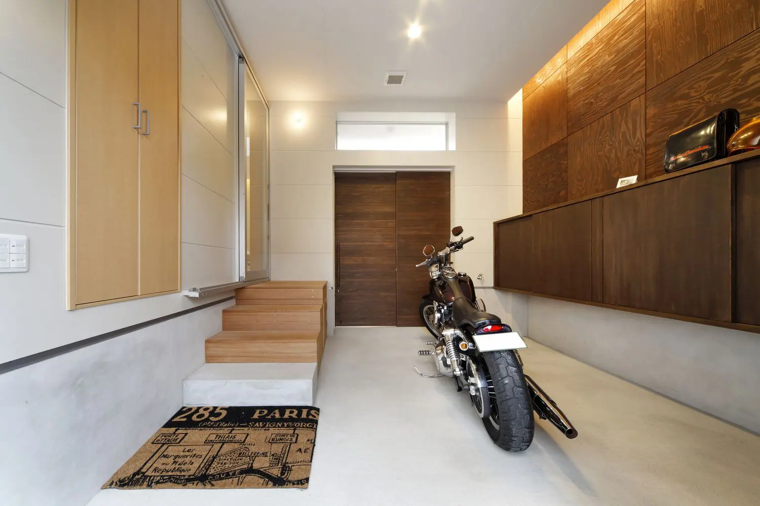 住まいとのつながりを重視したバイクガレージ