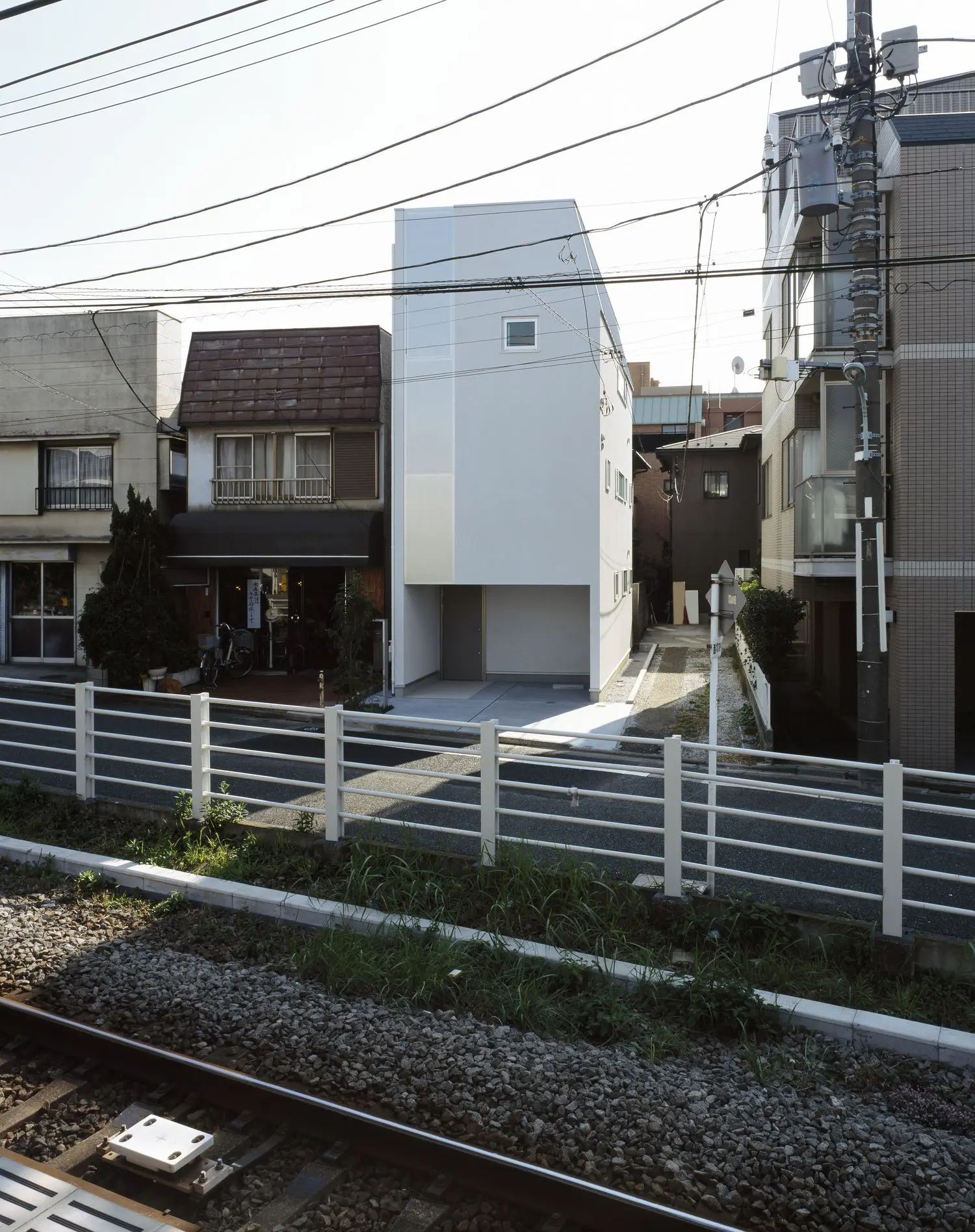 駅のすぐそばに建てられた狭小住宅の外観