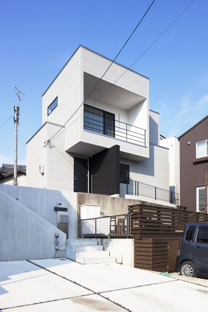 注文住宅『CASE250 モノクロ+』の建築実例・施⼯例の写真・建物外観全体