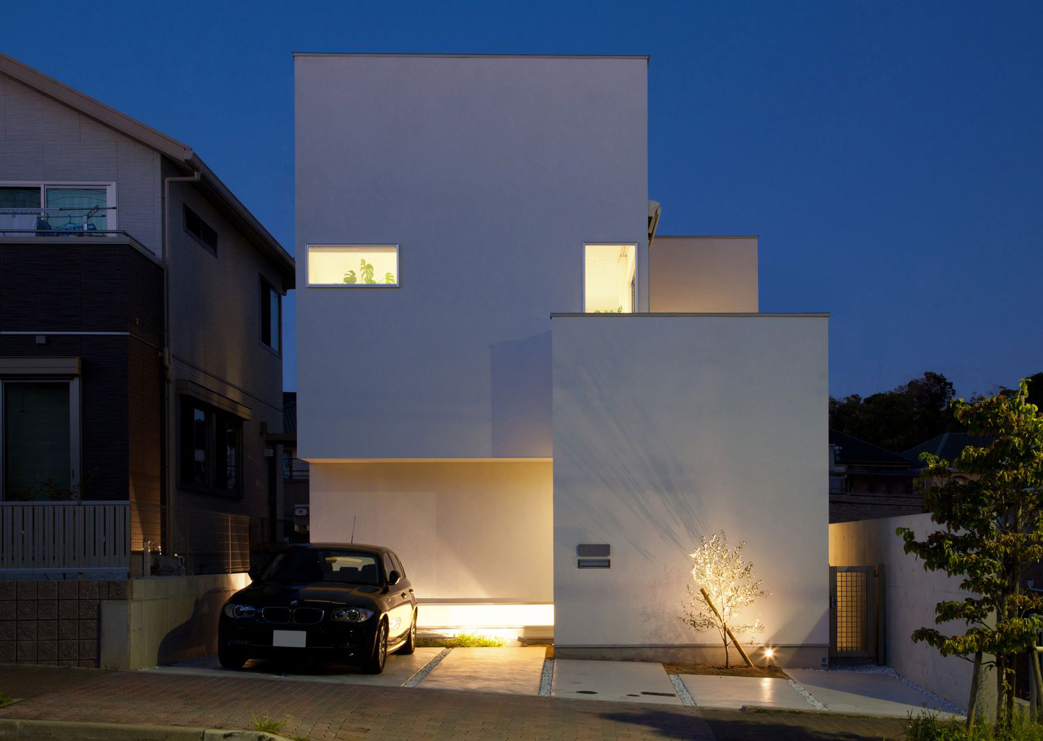 注文住宅・外観・ライトアップされた外観