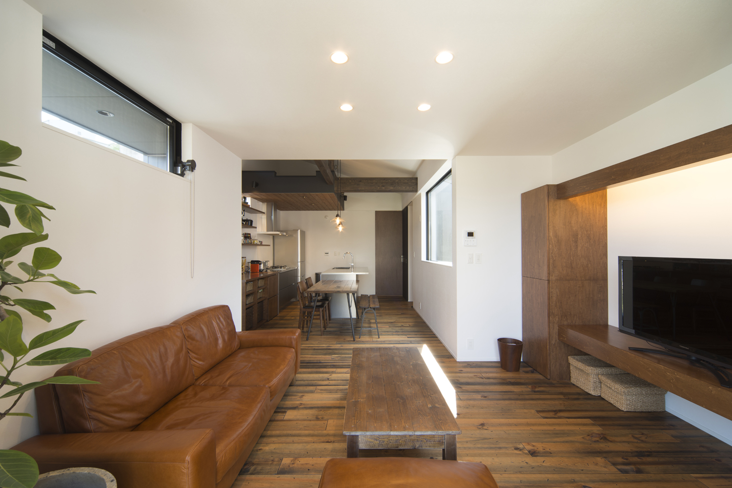 アンティーク調のインテリアでまとめられたシンプルなLDK・デザイン住宅