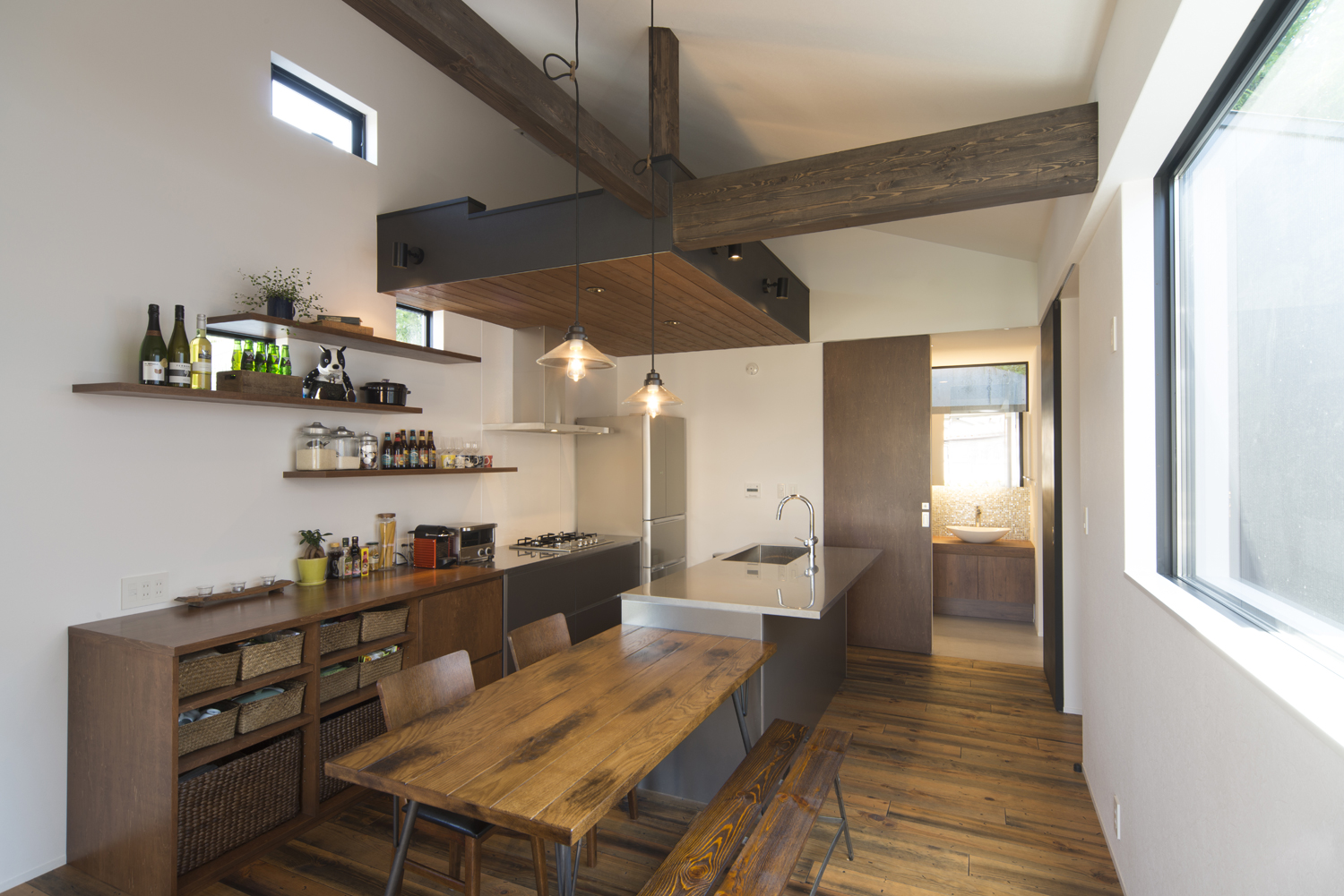 梁見せ天井で木のインテリアを多く使ったヴィンテージな雰囲気のLDK・デザイン住宅