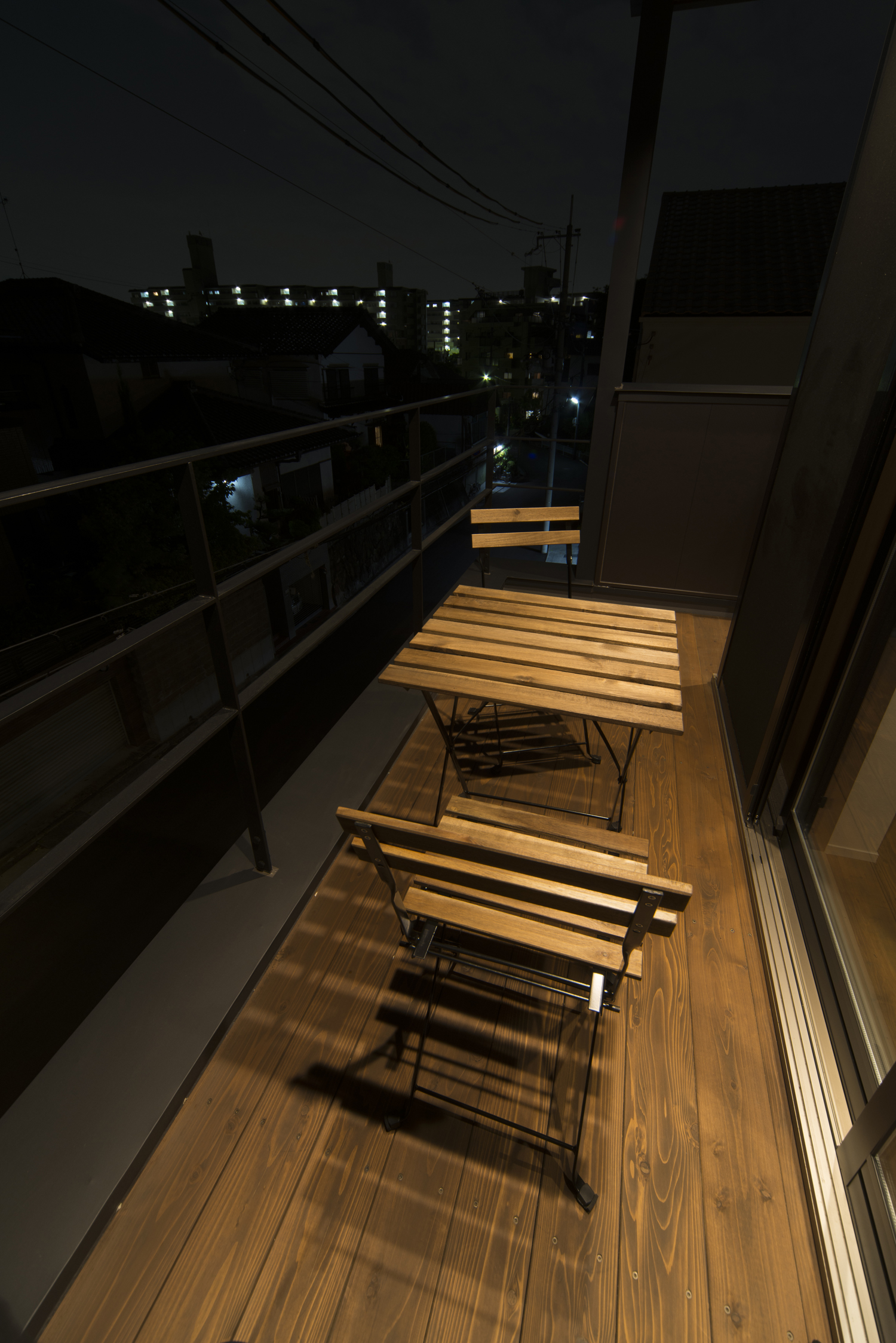 椅子とテーブルを置いたおしゃれなバルコニー・デザイン住宅