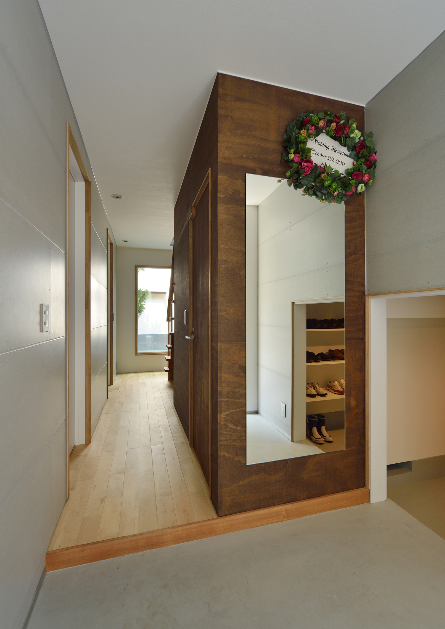 シューズインクローゼットがあるシンプルな玄関・デザイン住宅