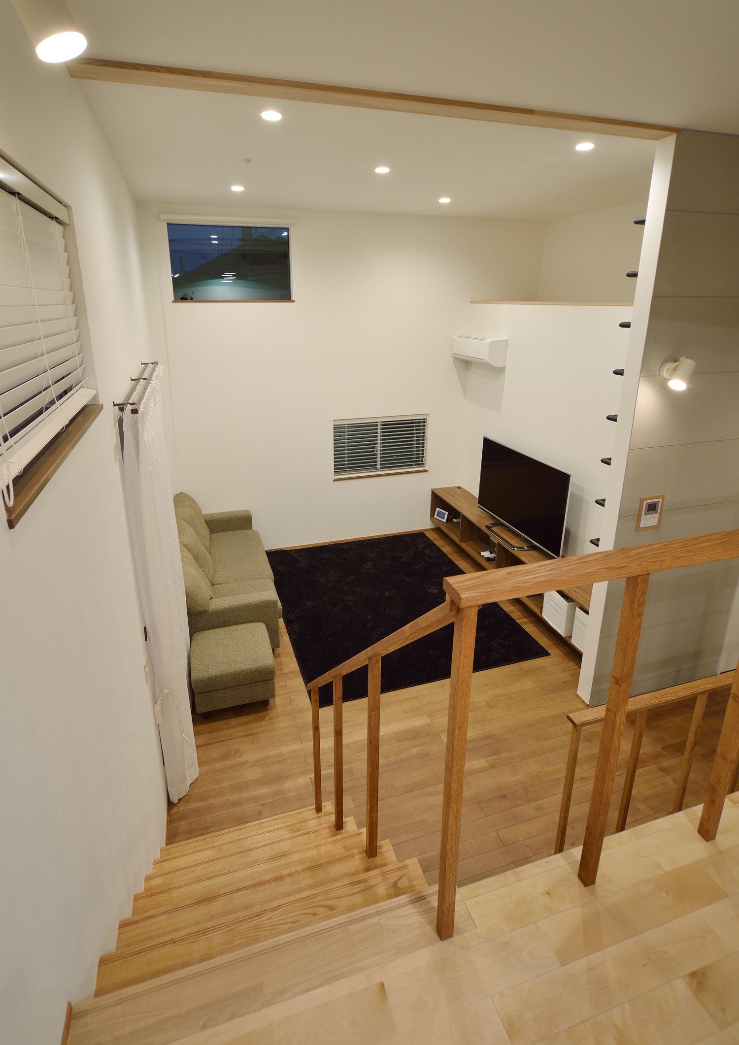 高天井でスキップフロアのおしゃれなLDK・デザイン住宅