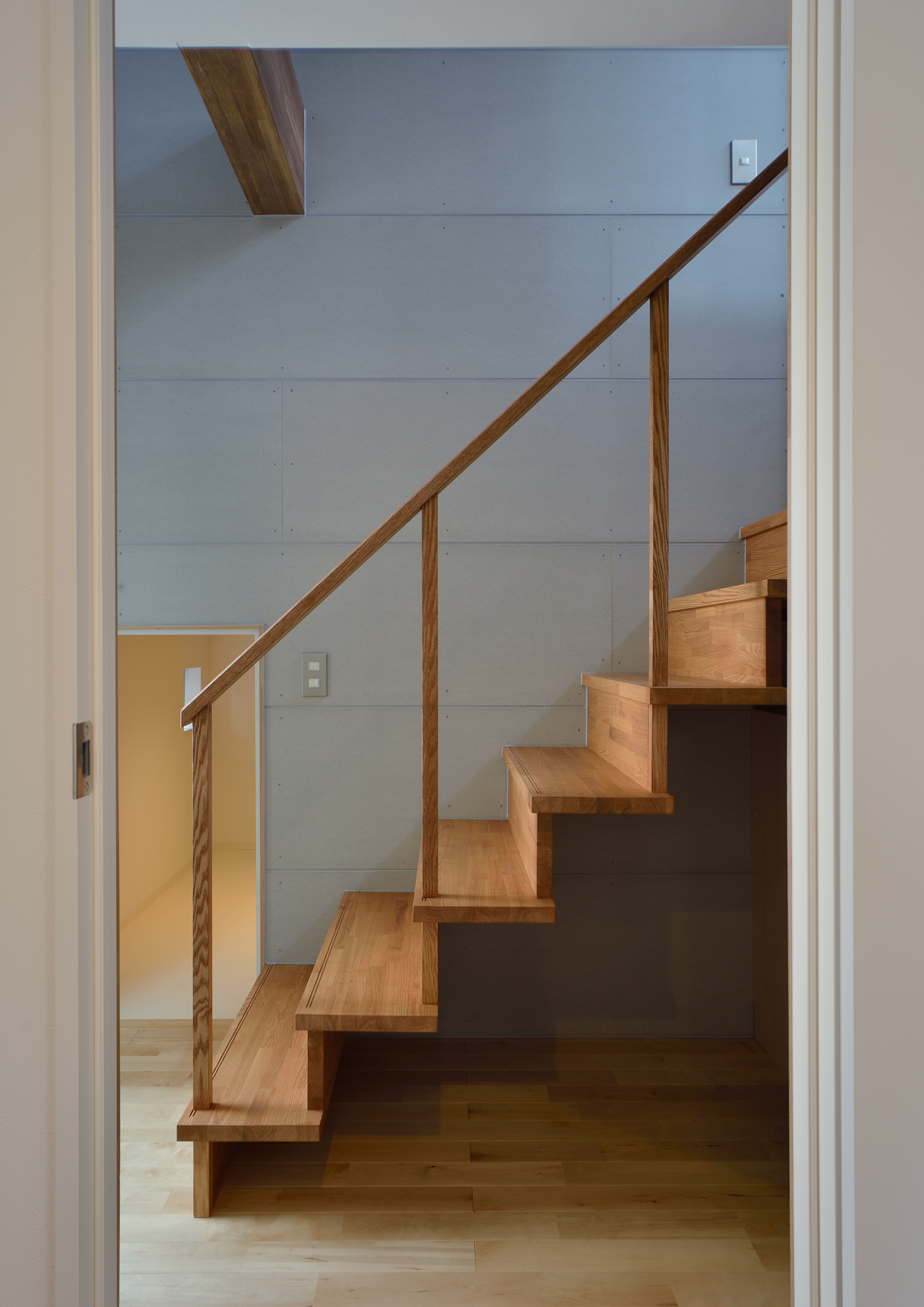 木の手すりが取り付けられた木のスケルトン階段・デザイン住宅