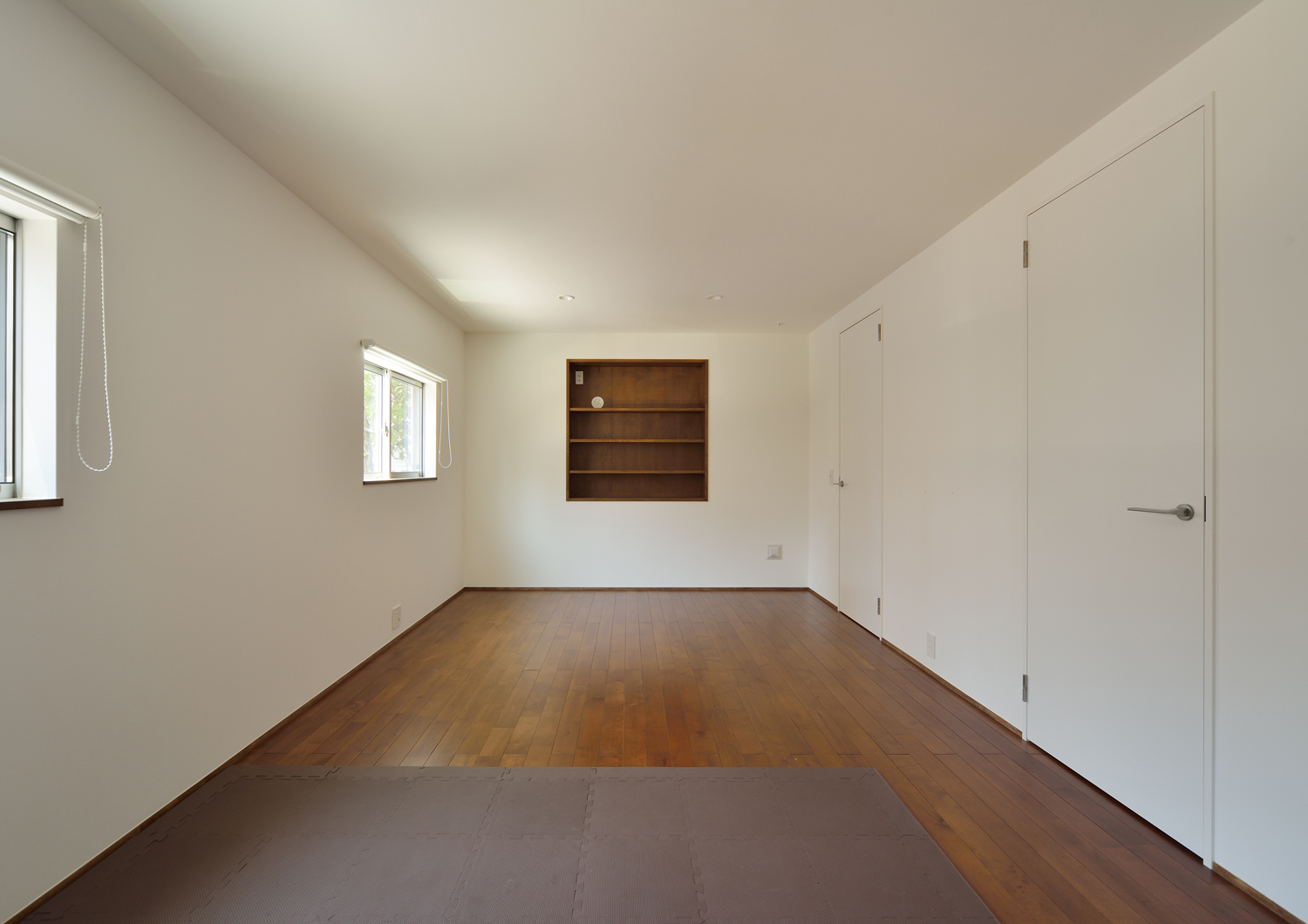 左右対称のシンプルな寝室・デザイン住宅