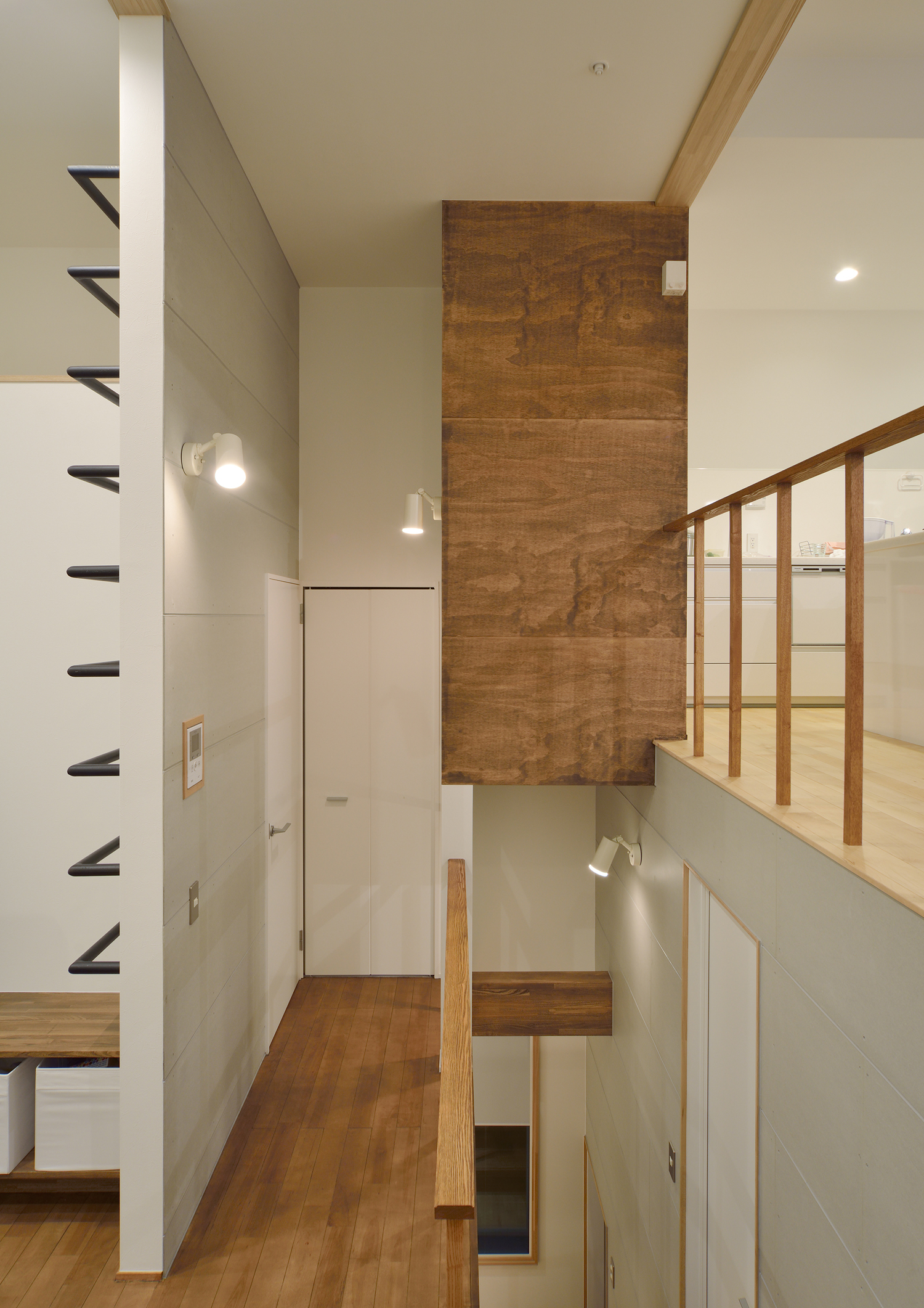 壁に木を取り入れた温かみのあるスキップフロアのLDK・デザイン住宅