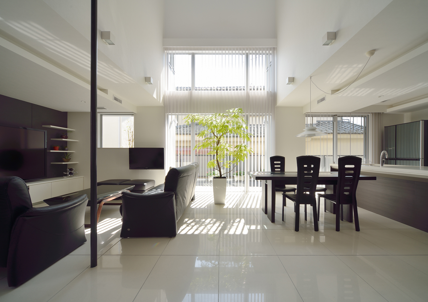 吹き抜けに面した大きな窓があるモノトーンのインテリアで開放的なLDK・デザイン住宅