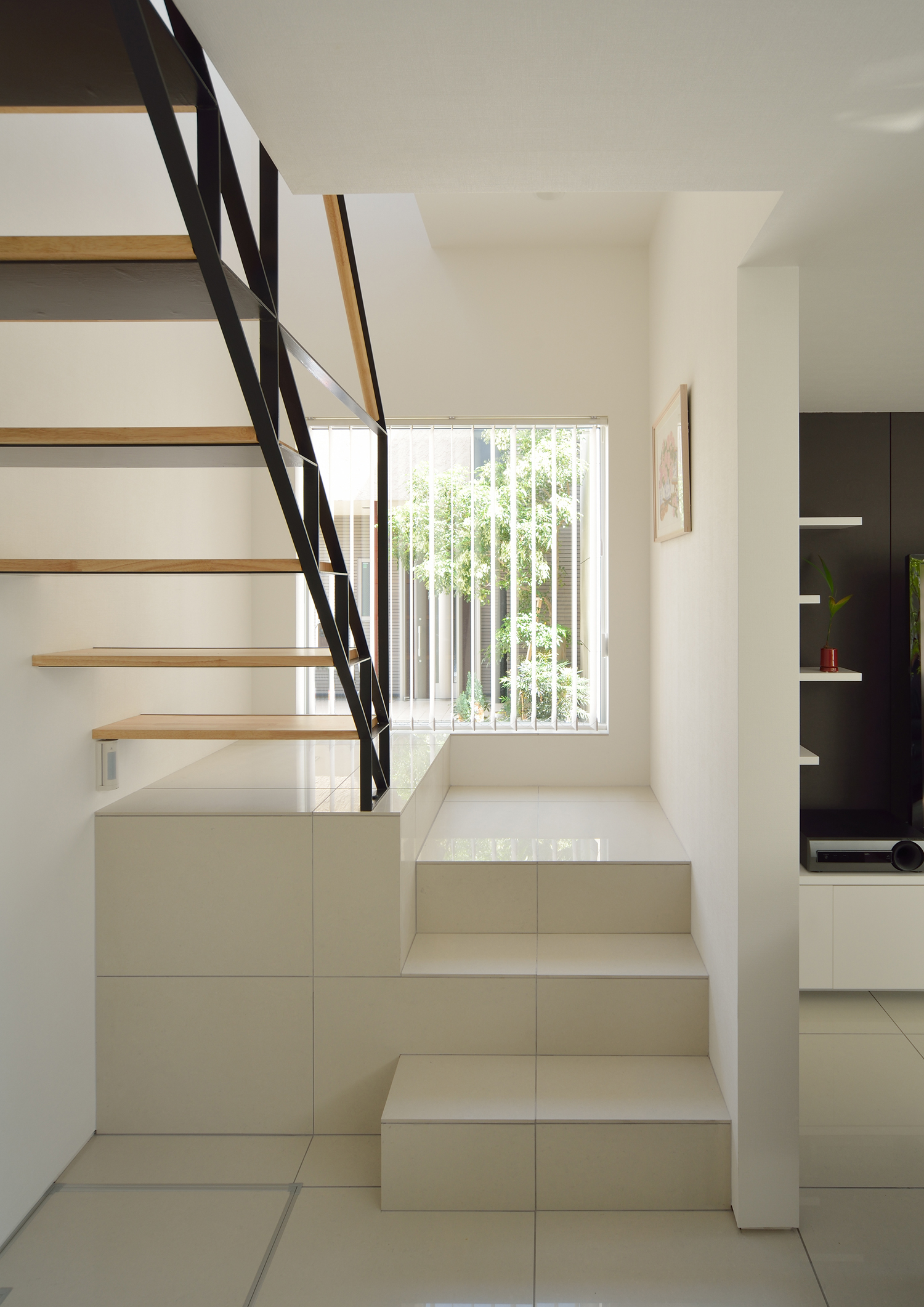 窓から緑が見える明るい階段部分・デザイン住宅
