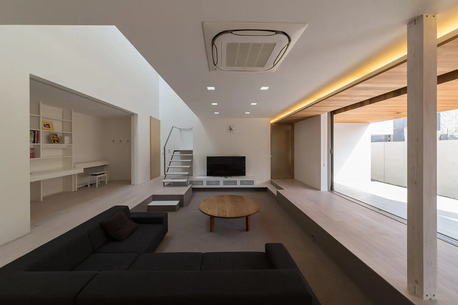 ダウンリビングの開放的なリビング
