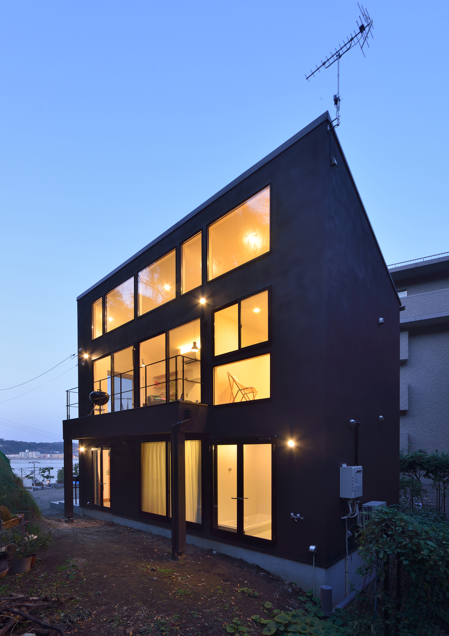 壁一面が窓になった開放的な家の外観・デザイン住宅