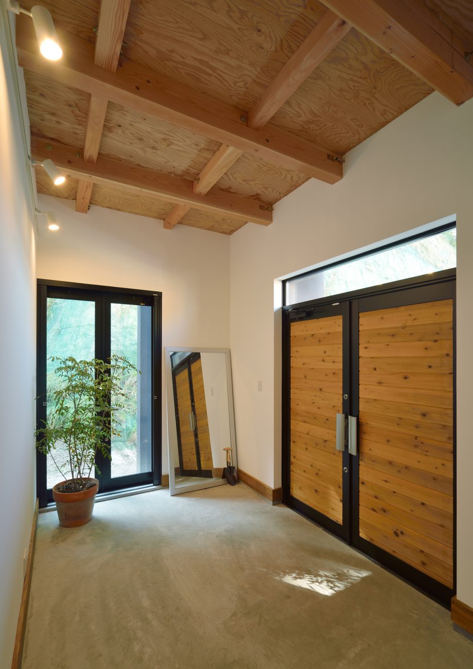 木目の梁見せ天井がある土間の広い玄関・デザイン住宅