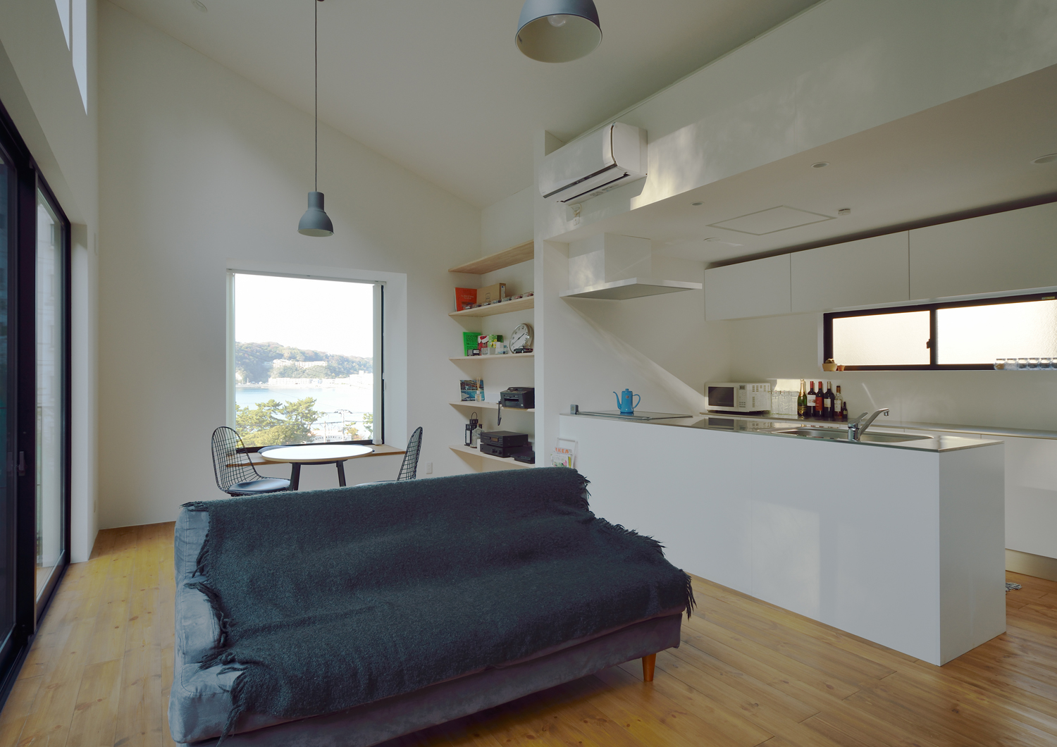 白を中心とした吹き抜けのあるシンプルでナチュラルなLDK・デザイン住宅