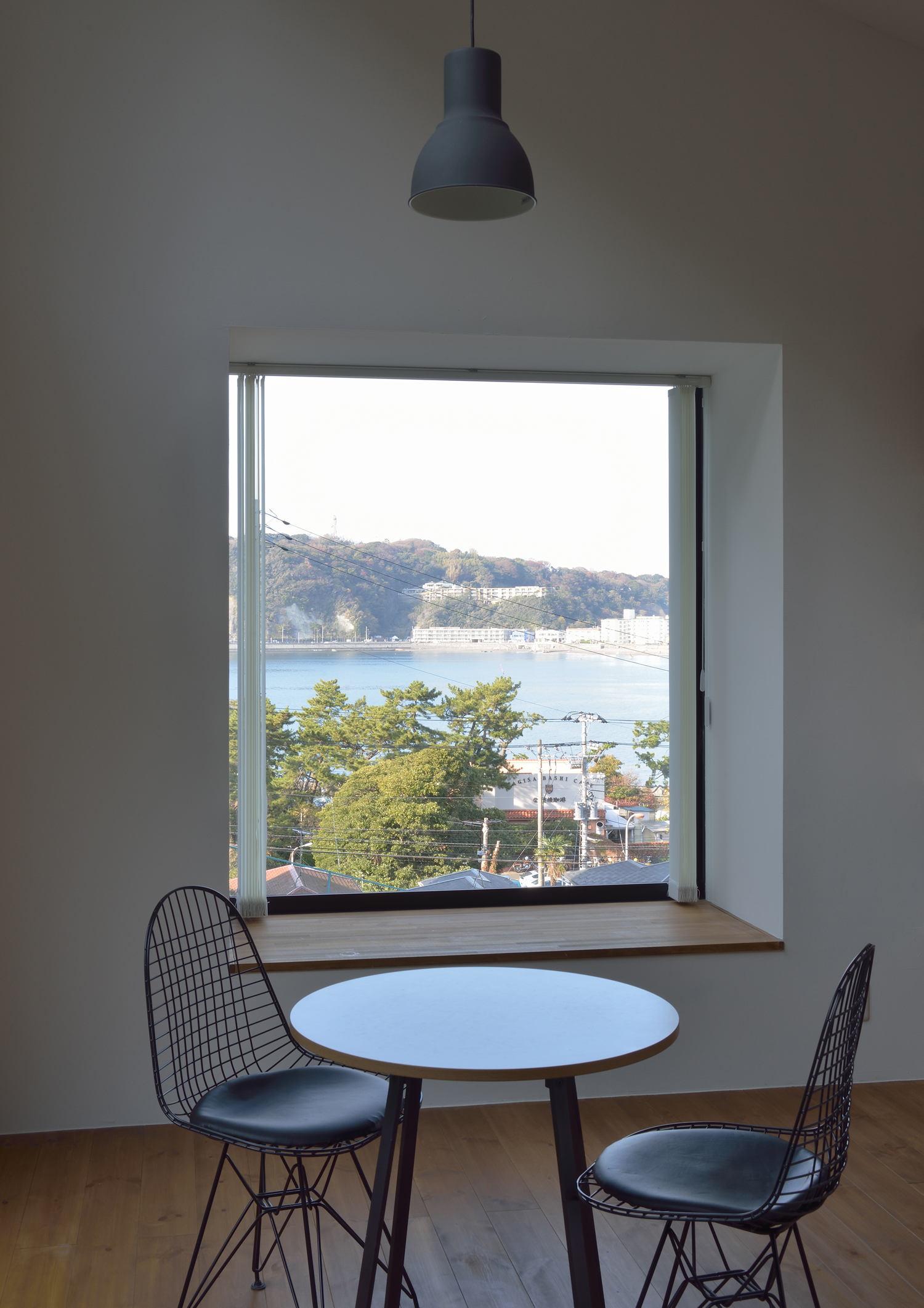 正方形の出窓から海が見えるおしゃれなホテルのようなLDK・デザイン住宅