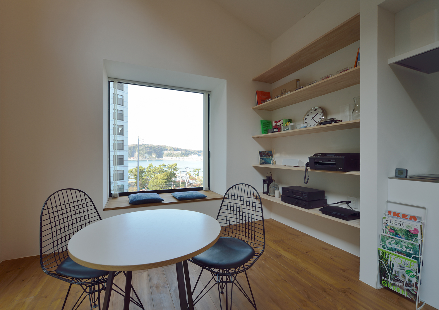 腰かけられる出窓や壁面収納があるシンプルでおしゃれなLDK・デザイン住宅