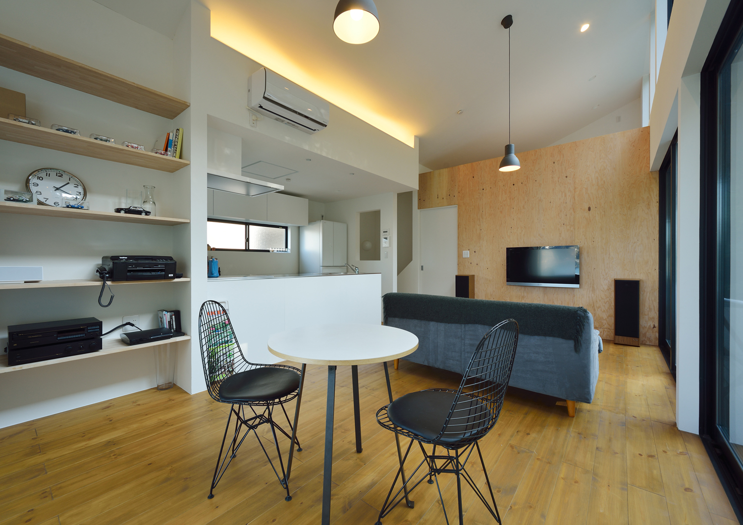 壁際の間接照明やペンダントライトがあるシンプルでナチュラルなLDK・デザイン住宅