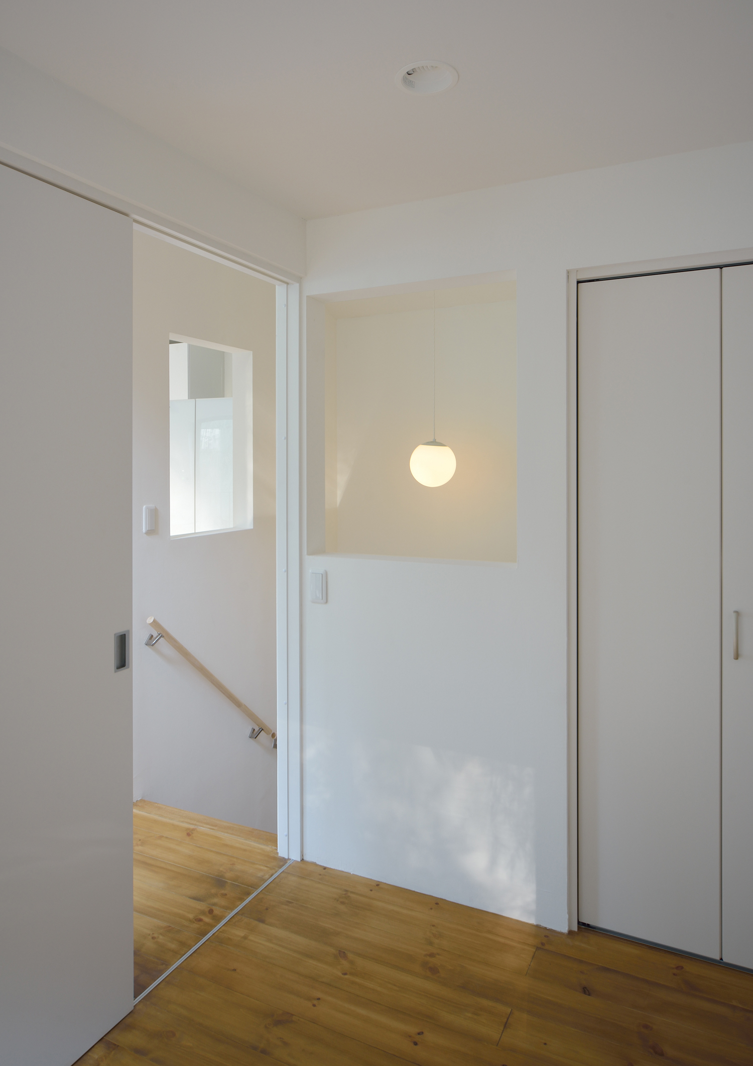 引き戸で仕切られた室内窓がある二階の廊下・デザイン住宅