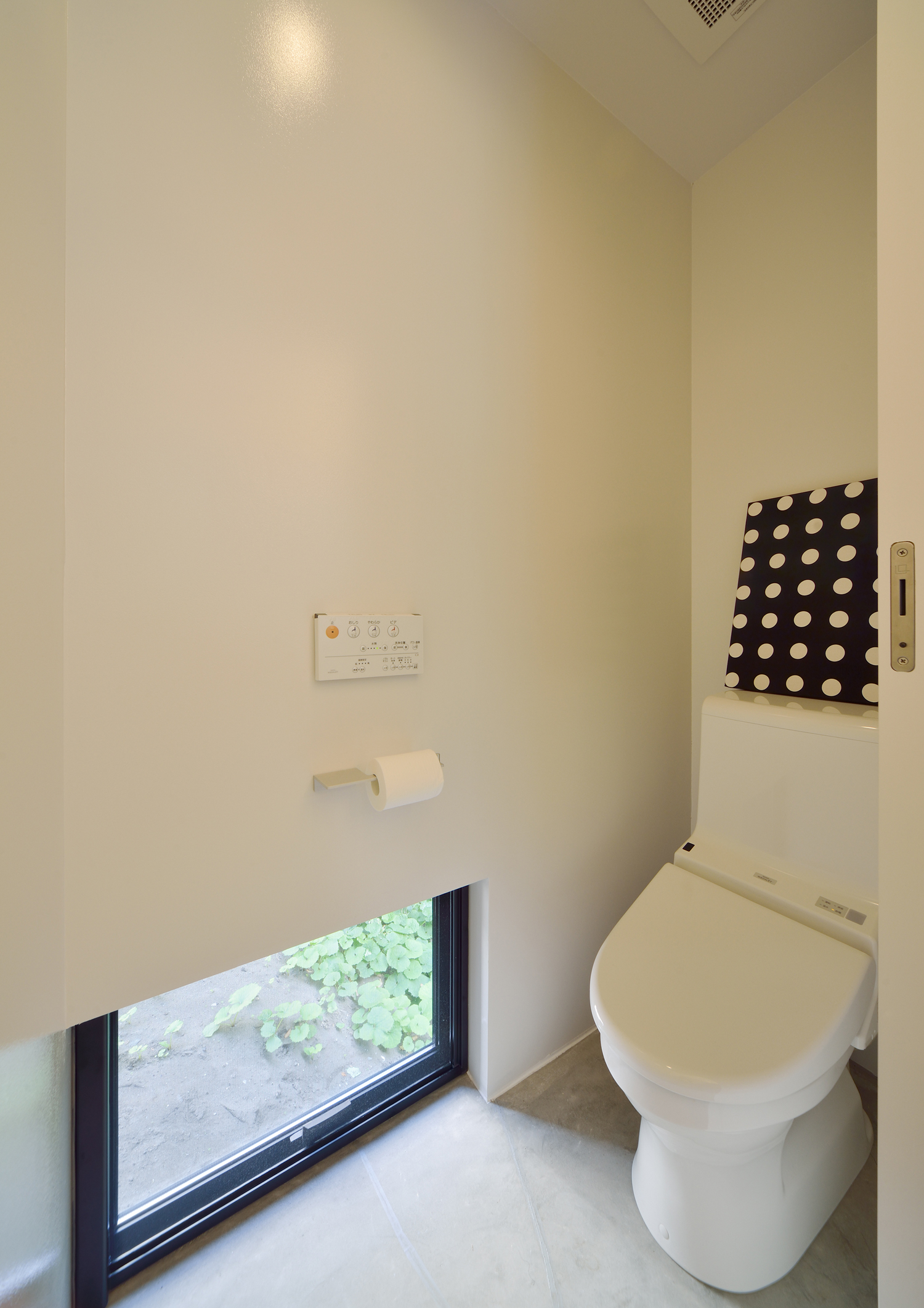 地窓が取り付けられたトイレ・デザイン住宅