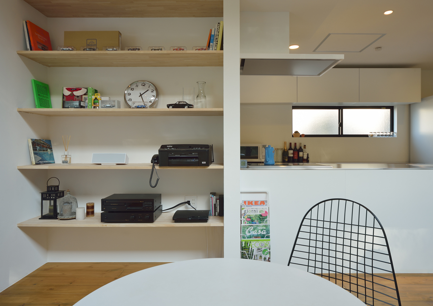 インテリアをディスプレイできるような見せる収納を取り付けたLDK・デザイン住宅