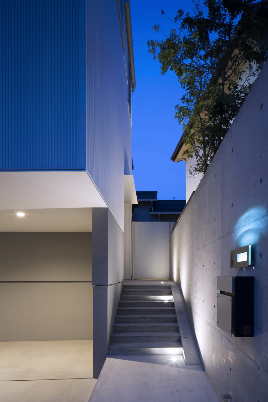 インナーガレージの脇にある奥まった階段アプローチ・デザイン住宅