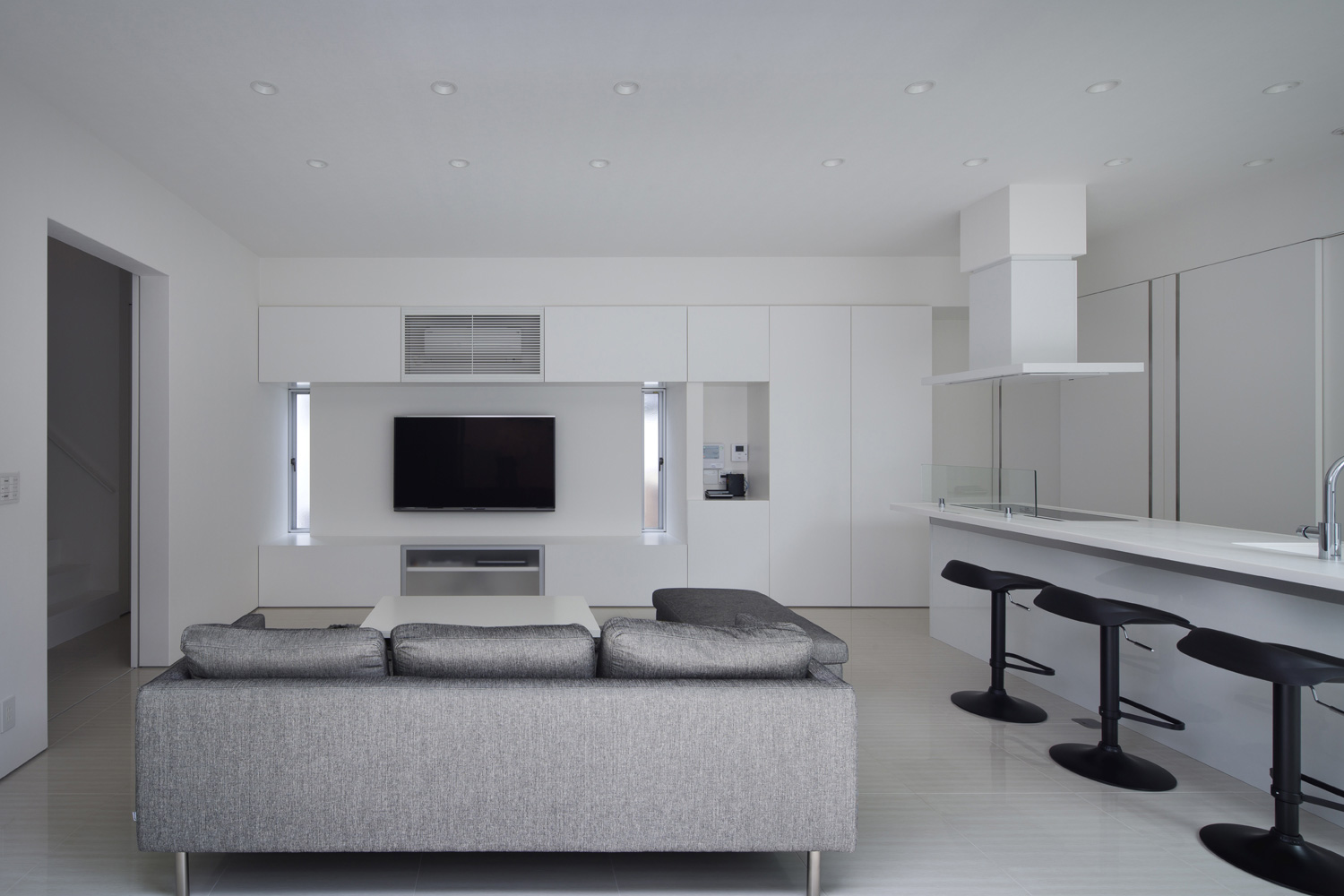 壁面収納やカウンターキッチンがあるシンプルでスタイリッシュなLDK・デザイン住宅