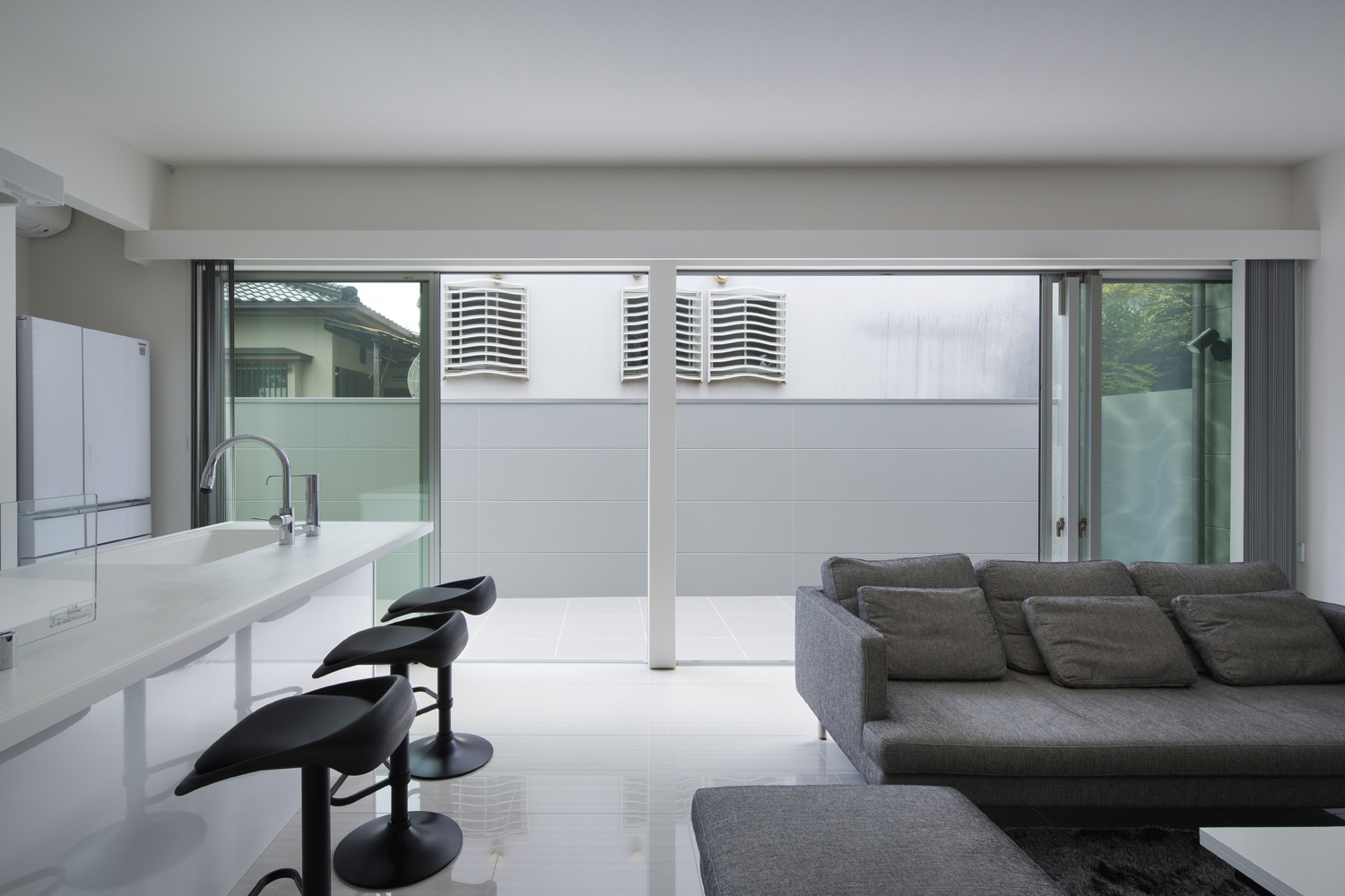 プライベートなテラスに面した大きな窓があるシンプルで開放的なLDK・デザイン住宅