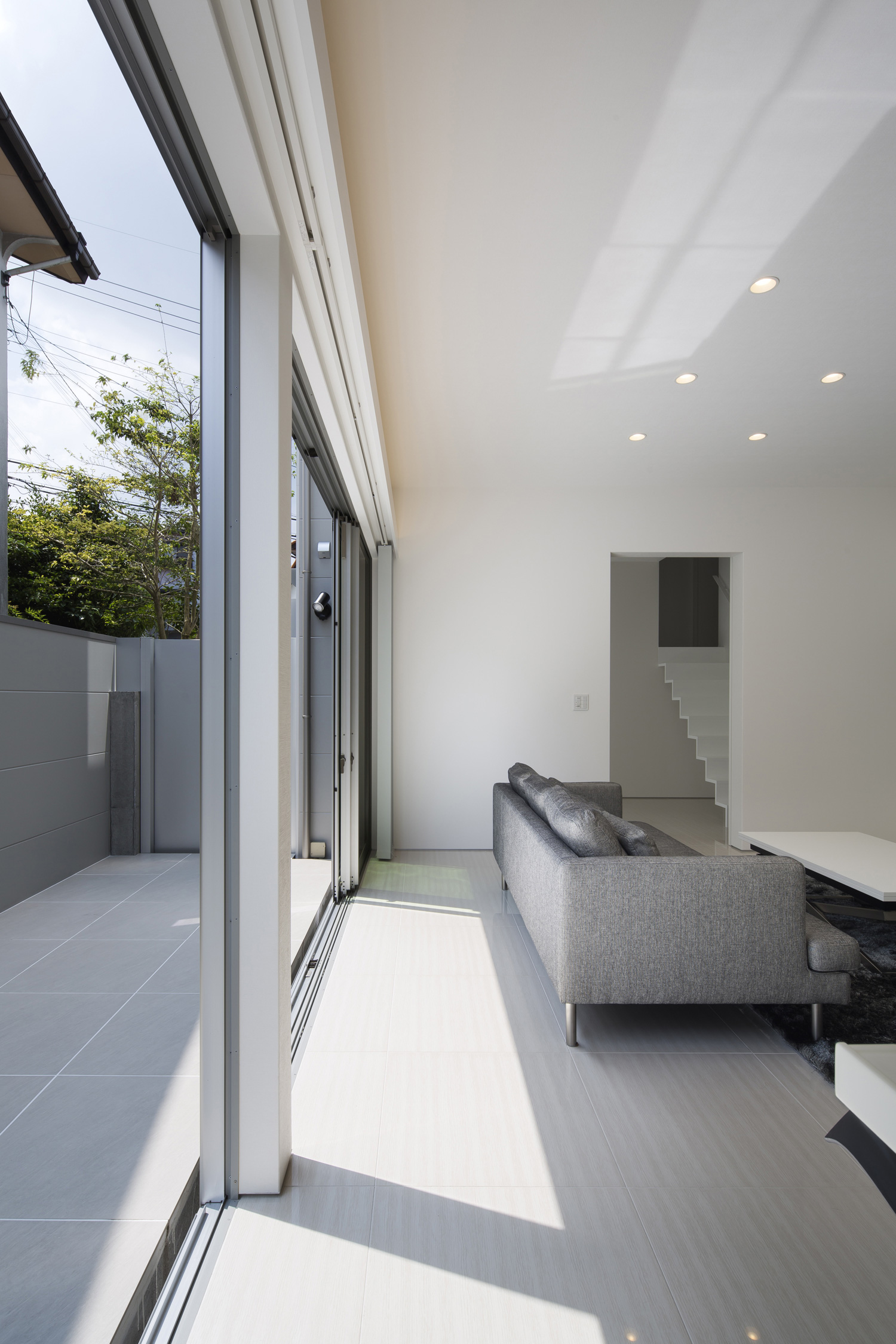 大きな窓から光が入る明るくて開放的なLDK・デザイン住宅