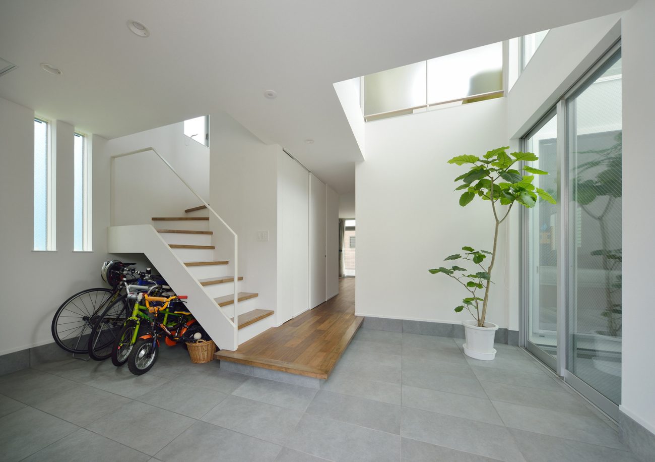 自転車を置くスペースがある吹き抜けのある広い玄関・デザイン住宅