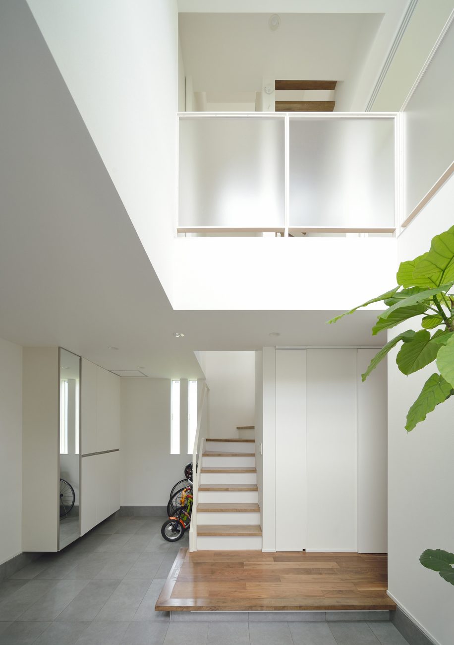 吹き抜けのある開放的な土間玄関・デザイン住宅