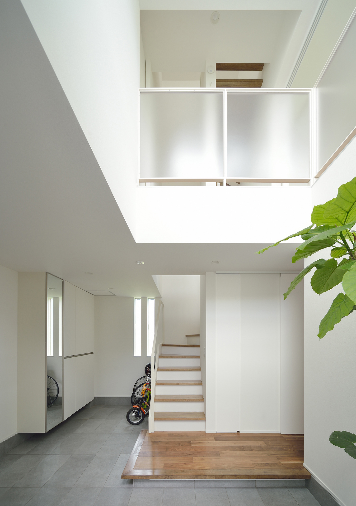 吹き抜けのある開放的な土間玄関・デザイン住宅