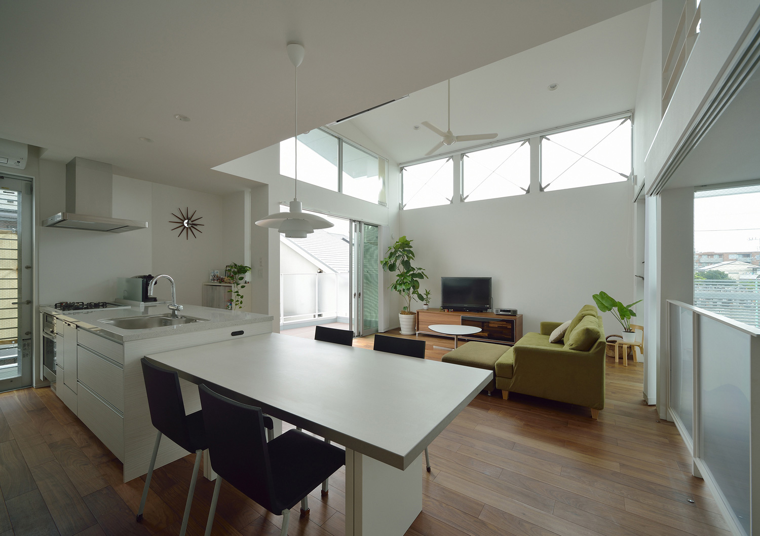 吹き抜けの上まで窓がある明るくて開放的なLDK・デザイン住宅