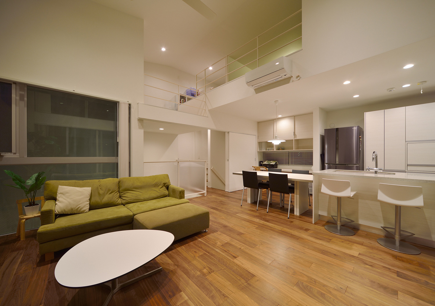 ダウンライトを取り付けたシンプルでおしゃれな吹き抜けのあるLDK・デザイン住宅