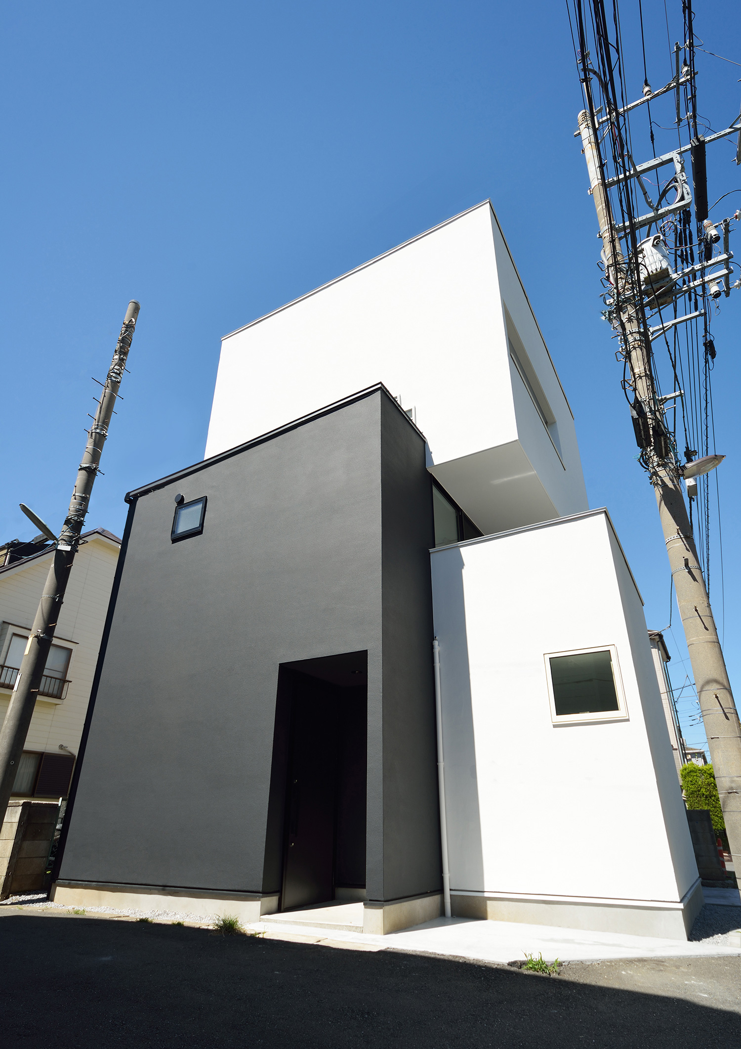 デザイン住宅建築実例_外観・注文住宅『CASE375 monochro jenga』の建築実例・施⼯例の写真・建物外観全体